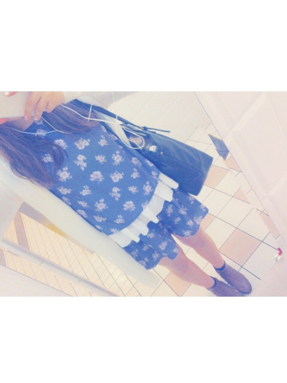 「BE RADIANCEのアイテム（シャツ/ブラウス、ブルー系）」を使った、shellymayさん（レディース・162cm）の秋コーディネートの1枚目の写真