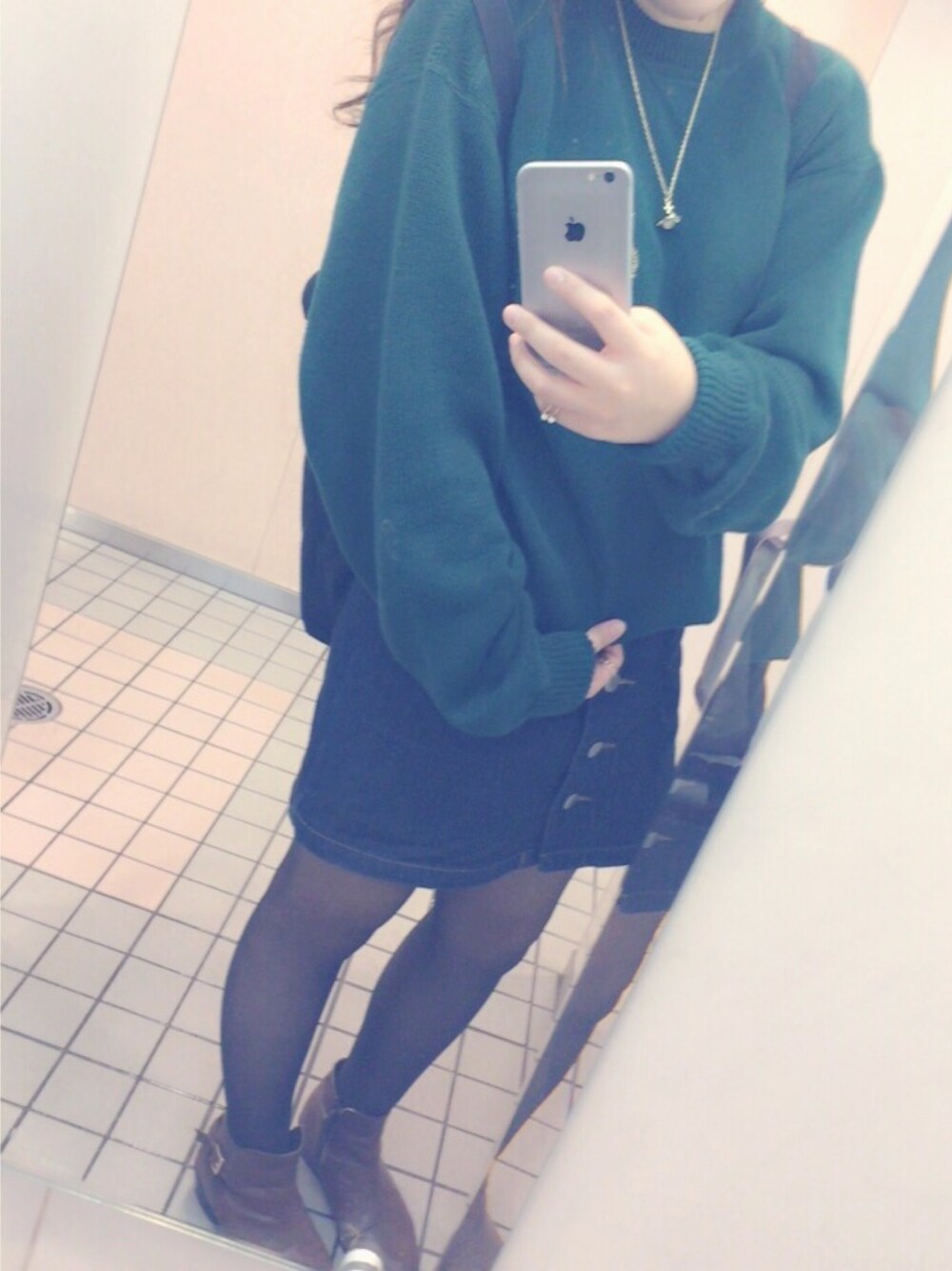 「TOMMYのアイテム（ニット/セーター、グリーン系）」を使った、shellymayさん（レディース・162cm）の秋コーディネートの1枚目の写真