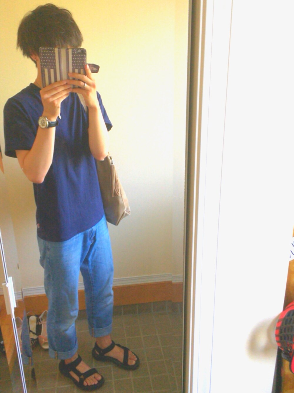 ブルー系のTシャツ/カットソー、ブルー系のデニムパンツ、ブラック系のサンダルを着用したメンズの夏コーディネートの1枚目の写真