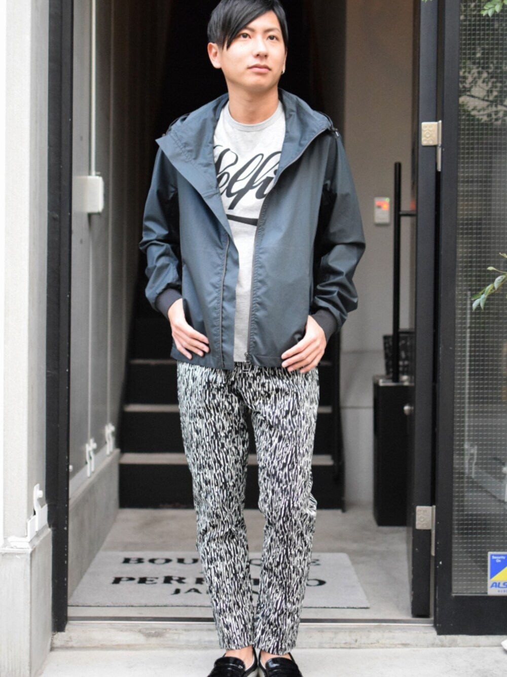 「ブルゾン、マウンテンパーカー、柄パンツ、ストリート、スリッポン、LANVIN、ランバン、n21、ヌメロヴェントゥーノ、ラグジュアリーストリート」｜「LANVIN Parisのブルゾン　【LANVIN】 Blouson ( Green )（ナイロンジャケット、グリーン系）」を使った、JINYAさん（メンズ・166cm）の春コーディネートの1枚目の写真