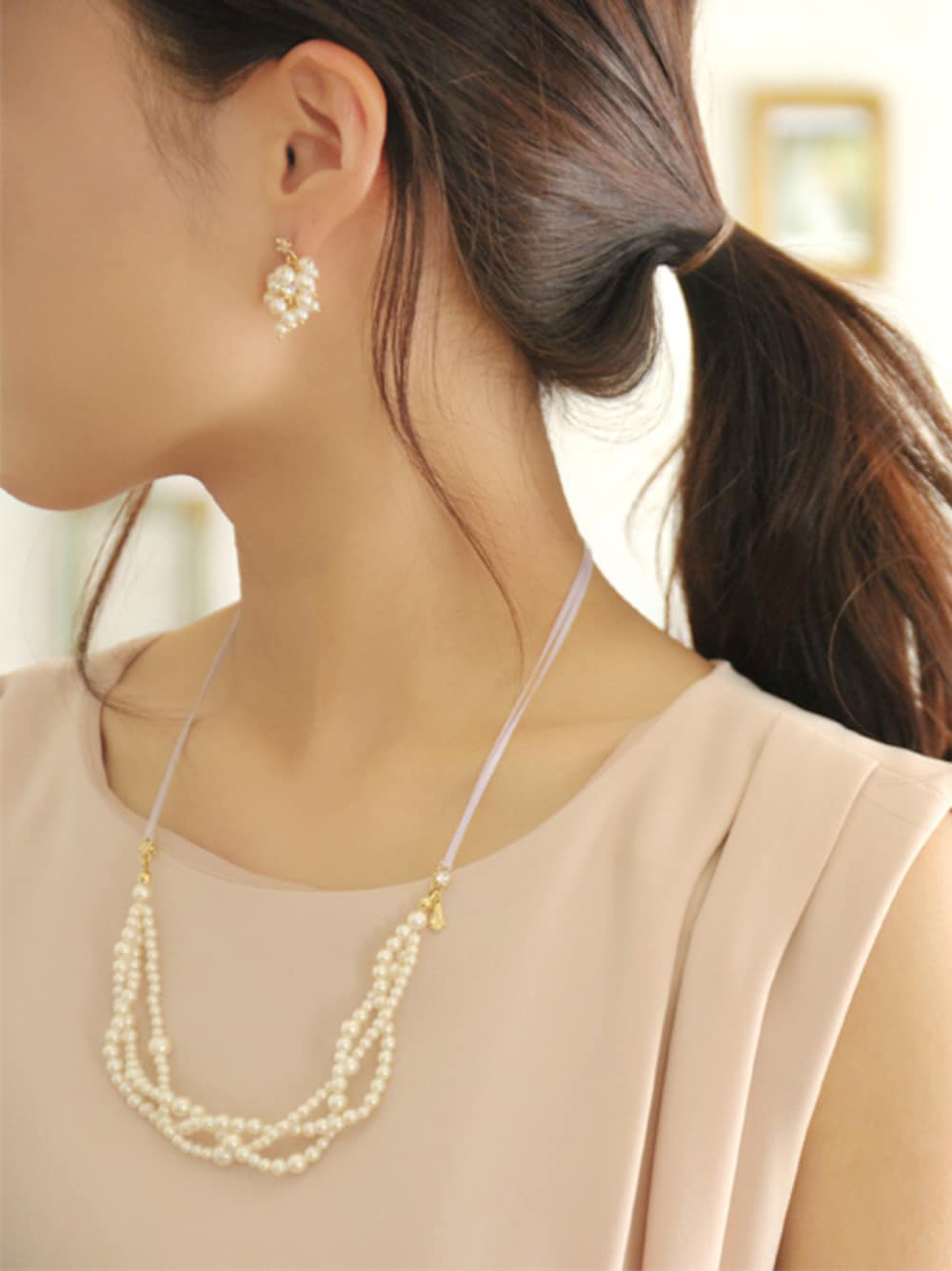 ホワイト系のピアス(両耳用)、ホワイト系のネックレスを着用したレディースの春コーディネートの1枚目の写真