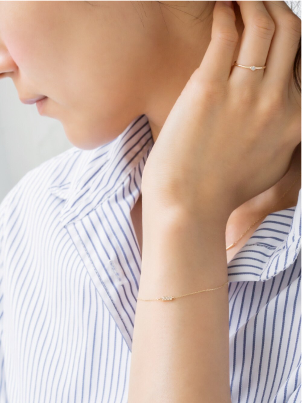 ゴールド系のリング、ゴールド系のブレスレットを着用したレディースの夏コーディネートの1枚目の写真