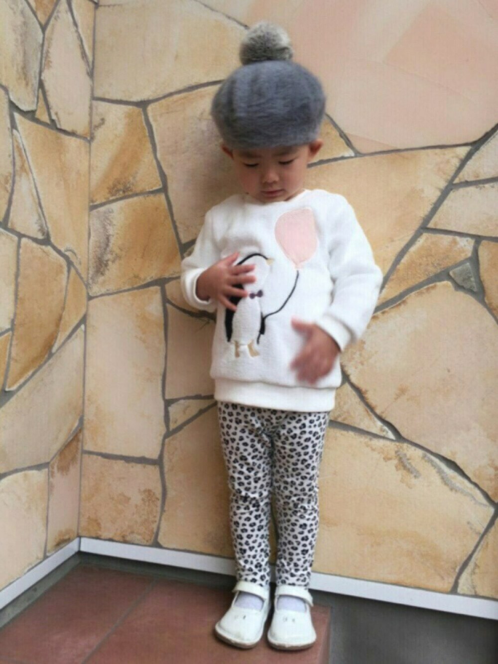 「カジュアル、キッズファッション、女の子、モノトーン、ベレー帽、H&M、UNIQLO、冬コーデ、チームぽんぽん、もこもこ」｜「H&Mのアイテム（トップス、ホワイト系）」を使った、✨MIYU💫さん（キッズ・90cm）の秋コーディネートの1枚目の写真