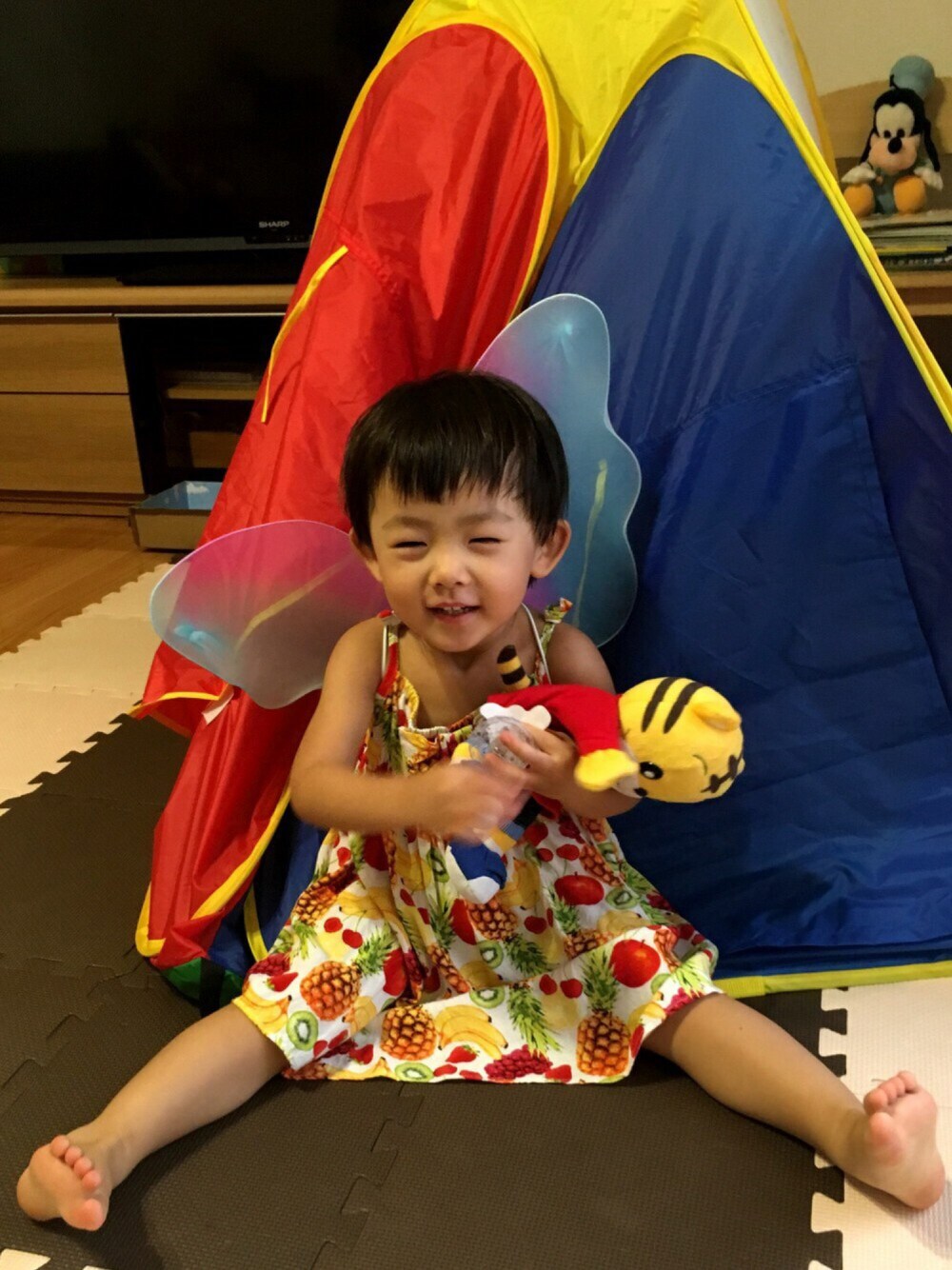 「女の子、2歳、ワンピース、柄ワンピース、シンプル、キッスコーデ、キッズファッション、前髪ぱっつん」｜「西松屋のアイテム（ワンピース/ドレス、イエロー系）」を使った、✨MIYU💫さん（キッズ・90cm）の夏コーディネートの1枚目の写真
