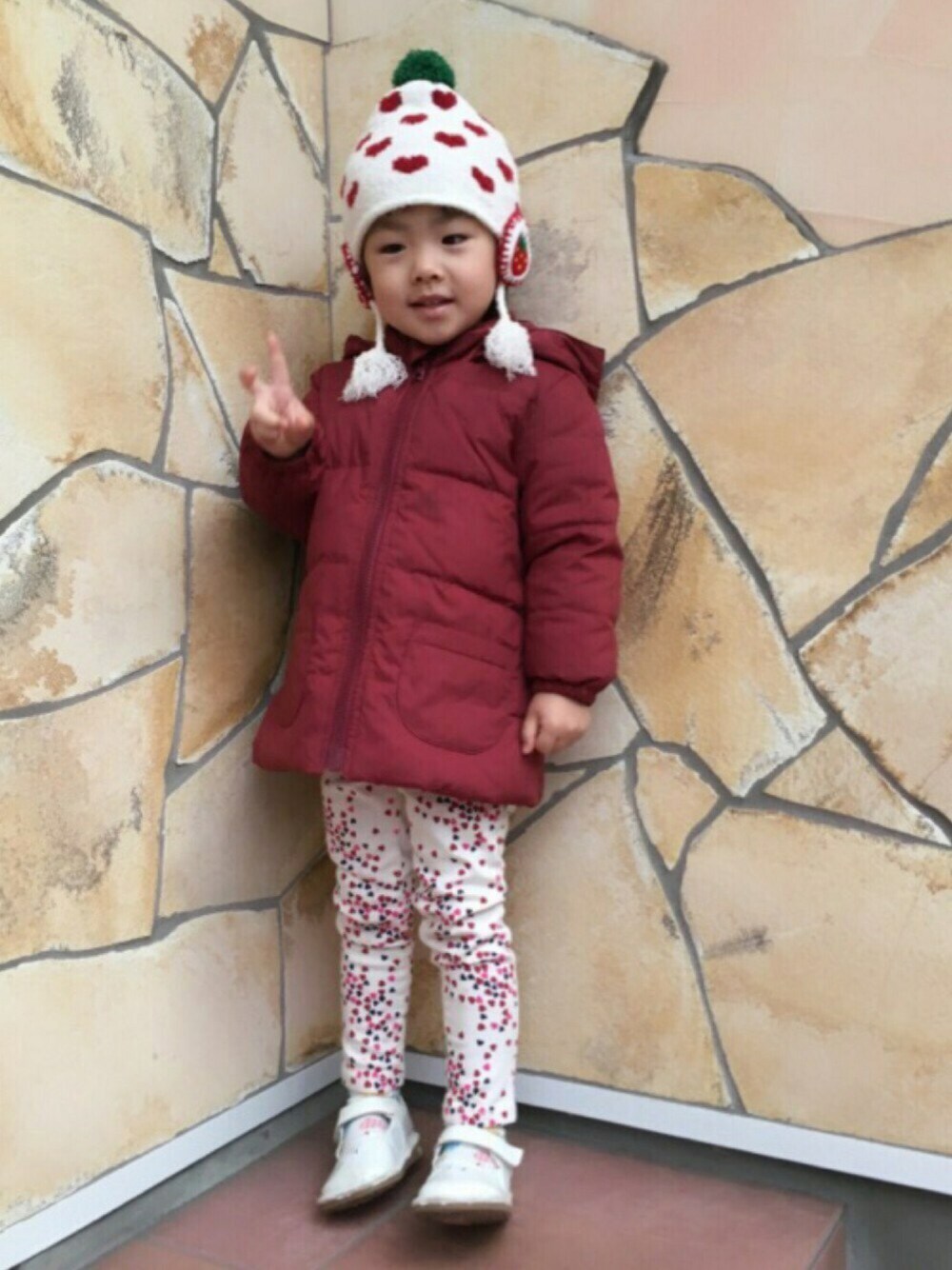 「おんなのこ、3歳、キッズコーデ、秋冬、冬、デニムパンツ、ニット帽、チームぽんぽん、オールドネイビー」｜「無印良品のアイテム（ダウンジャケット/コート、ブラウン系）」を使った、✨MIYU💫さん（キッズ・90cm）の秋コーディネートの1枚目の写真