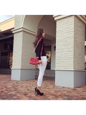 「Alice and Olivia（アリスオリヴィア）のアイテム（ニット/セーター、ブラック系）」を使った、片山夏実さん（レディース・158cm）の春コーディネート