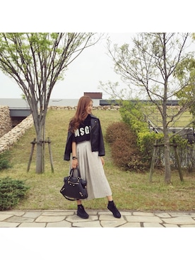 「MSGM（エムエスジーエム）のアイテム（Tシャツ/カットソー、ブラック系）」を使った、片山夏実さん（レディース・158cm）の春コーディネート