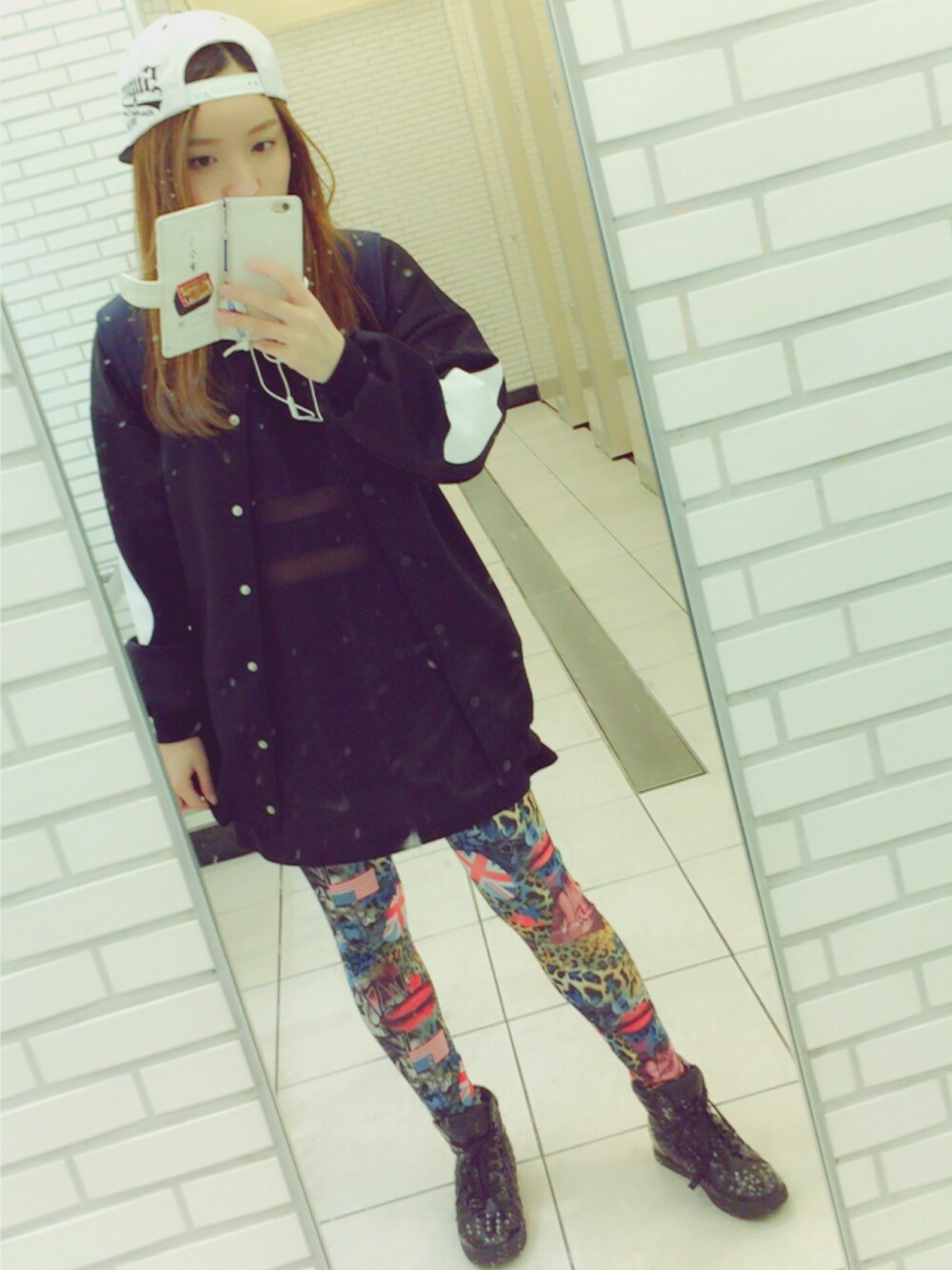 ブラック系のワンピース/ドレス、ブラック系のジャケット/アウター、ブラック系のスニーカーを着用したレディースの春コーディネートの1枚目の写真