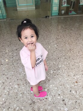 「PUMA（プーマ）のアイテム（ビーチサンダル）」を使った、萌妹子彤さん（キッズ・110cm）の夏コーディネート