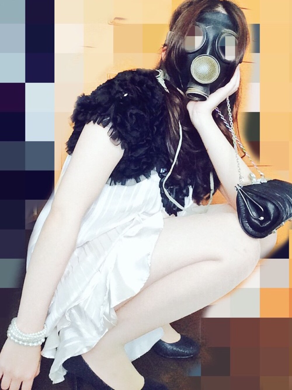 ベージュ系のドレス、ブラック系のその他、その他のその他を着用したレディースの冬コーディネートの1枚目の写真