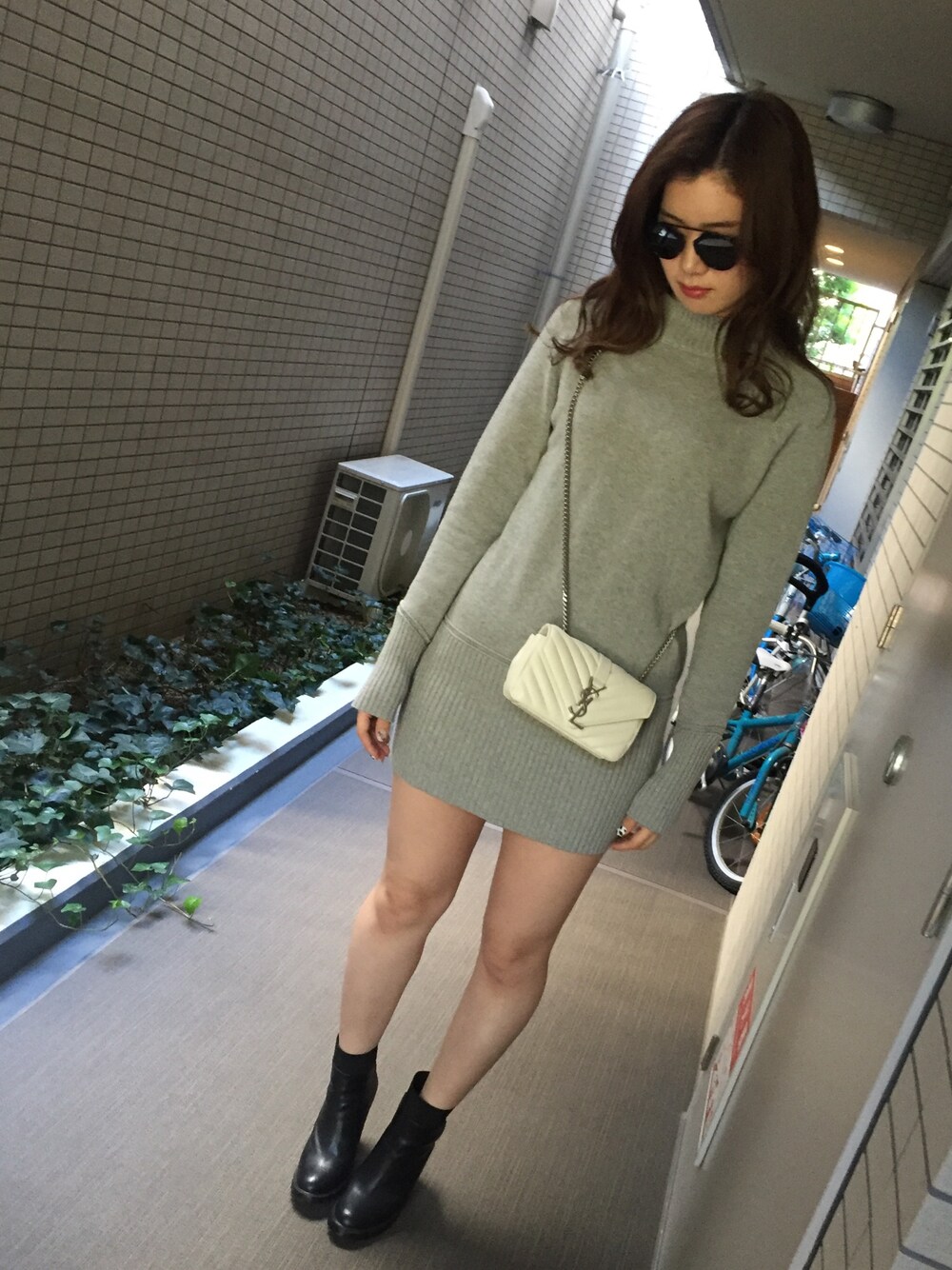 「Dior、christian dior、EMODA、SAINTLAURENTPARIS、ZARA、ニットワンピース、グレー、ブラック、ショルダーバッグ、チェーンバッグ」｜「Christian Diorのアイテム（サングラス、ブラック系）」を使った、mikakoさん（レディース・164cm）の秋コーディネートの1枚目の写真