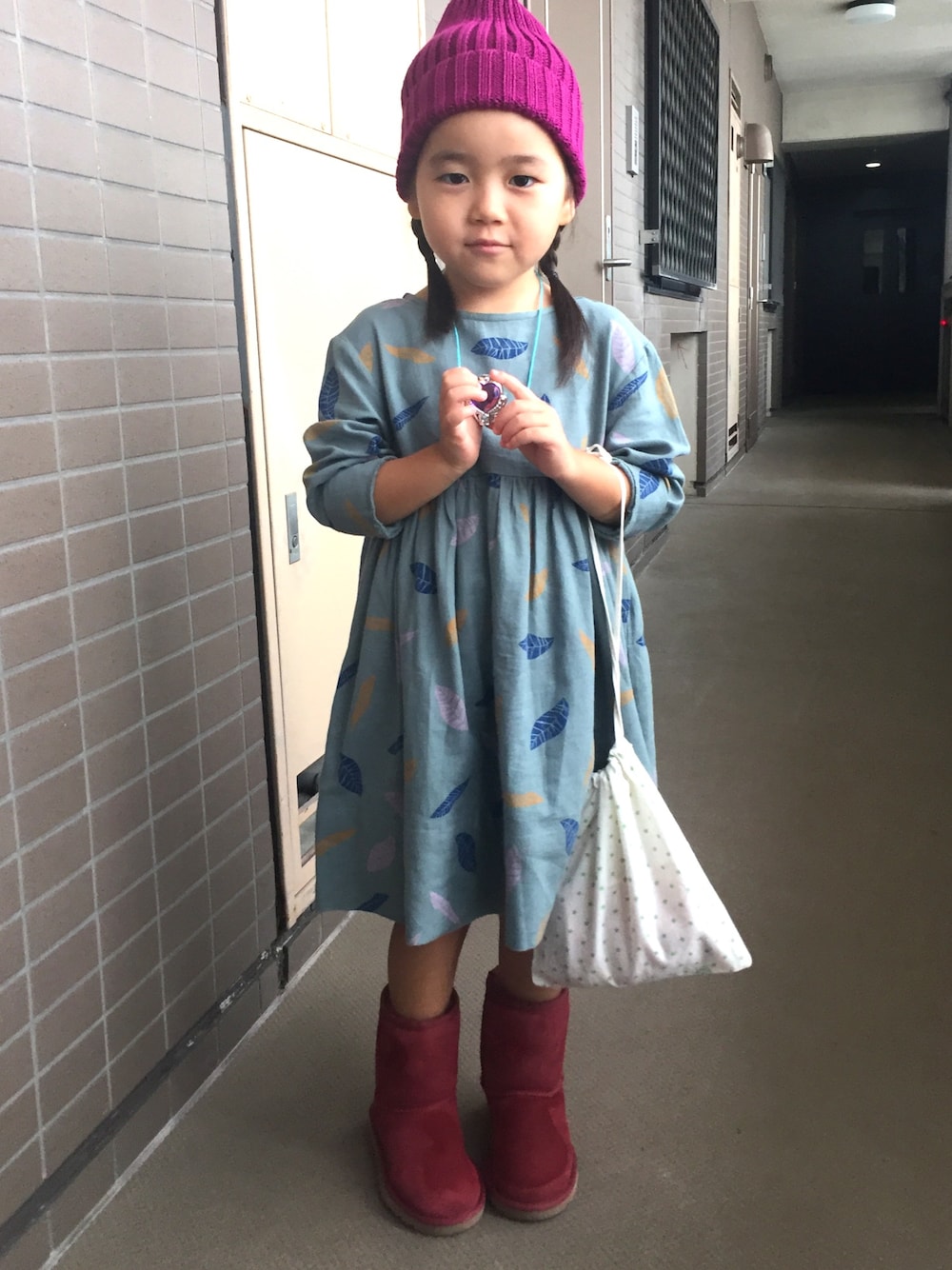 「秋のコーデ、女の子、kids、ワンピース、UGG、4歳、bobochoses、ニット帽」｜「BOBO CHOSESのアイテム（ワンピース、ブルー系）」を使った、ri_______*さん（キッズ・90cm）の秋コーディネートの1枚目の写真