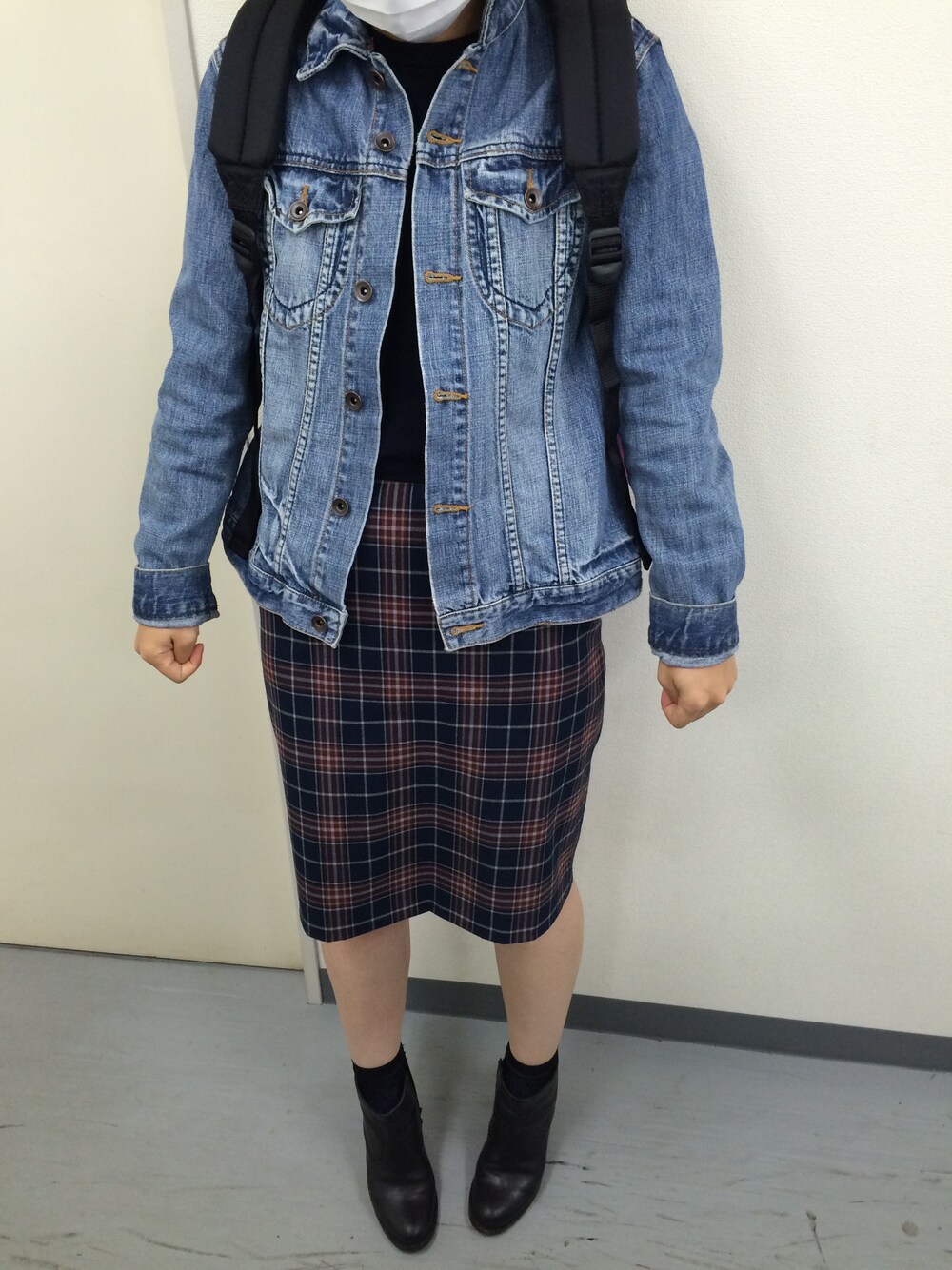 「ネイビー、Gジャン、ニット、チェック、チェックスカート、くつした×ブーティ、ブーティー、リュック」｜「no brandのGジャン（デニムジャケット、ブルー系）」を使った、ぴぃぴさん（レディース・158cm）の秋コーディネートの1枚目の写真