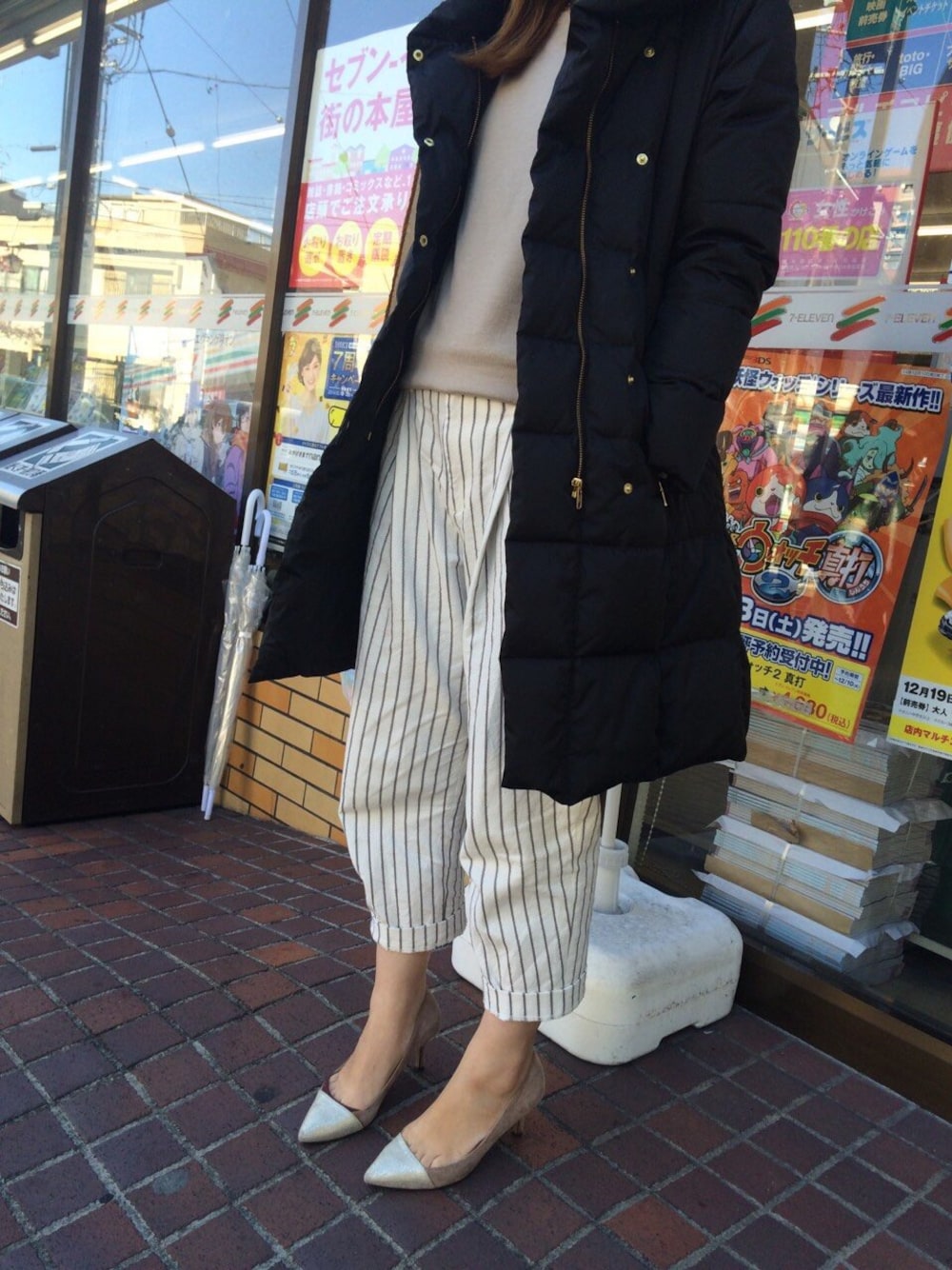 「ダウン、ダウンコート、ニット、ストライプ、ストライプパンツ、ワイドパンツ、パンプス、バイカラー、シンプル」｜「SHIPS for womenのハイカラー ロングダウン◇（ダウンジャケット/コート、ブラック系）」を使った、ぴぃぴさん（レディース・158cm）の秋コーディネートの1枚目の写真