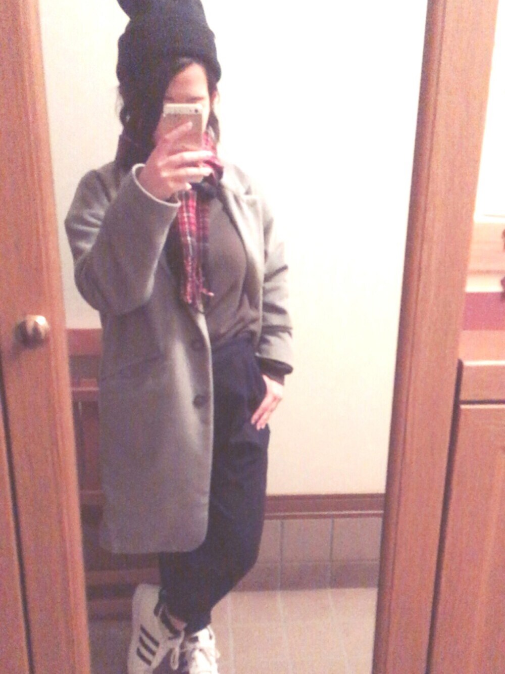 グリーン系のその他トップス、グレー系のチェスターコート、ブルー系のその他パンツを着用したレディースの冬コーディネートの1枚目の写真