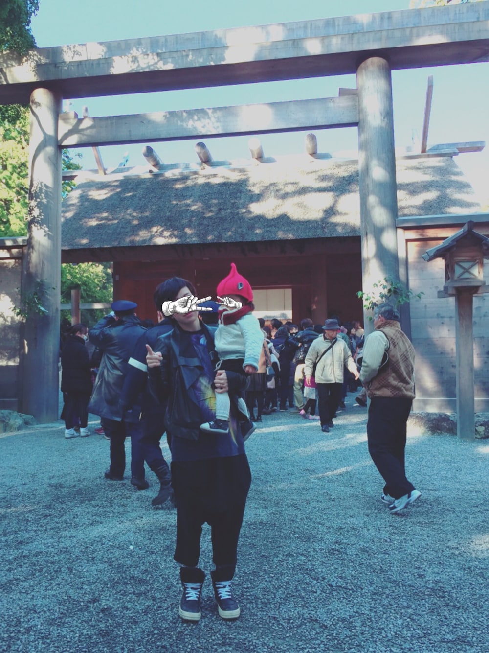 ブラック系のライダースジャケット、ブラック系のTシャツ/カットソー、ブラック系のその他パンツを着用したレディースの冬コーディネートの1枚目の写真