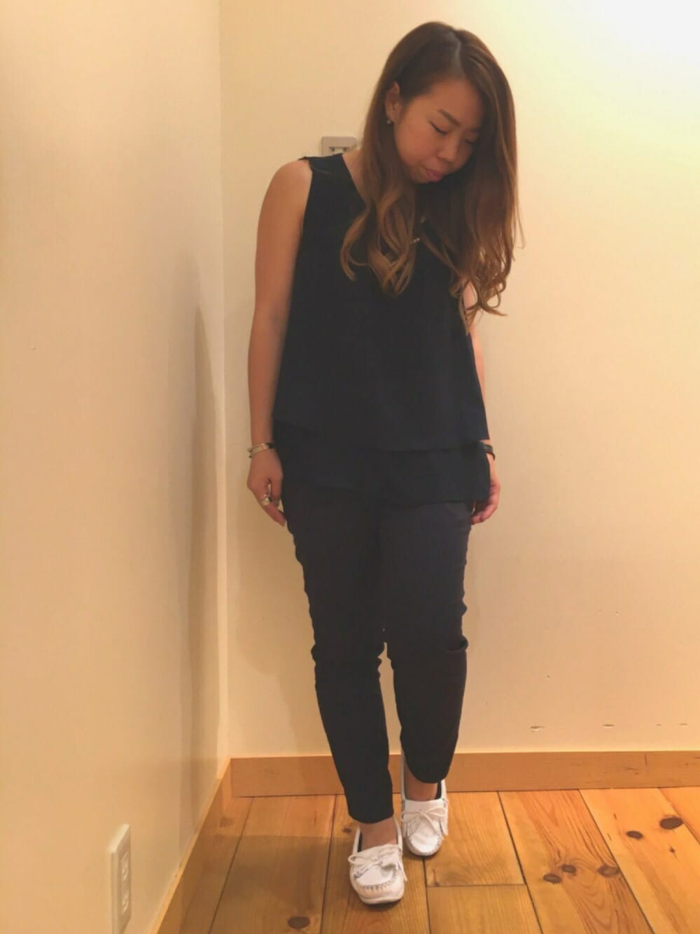 ホワイト系のモカシン/デッキシューズを着用したレディースの夏コーディネートの1枚目の写真