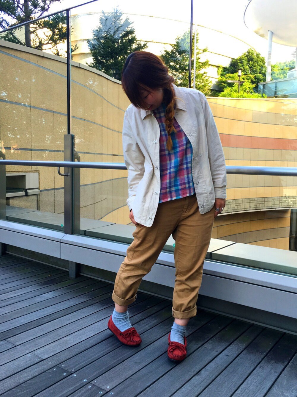 レッド系のモカシン/デッキシューズを着用したレディースの秋コーディネートの1枚目の写真