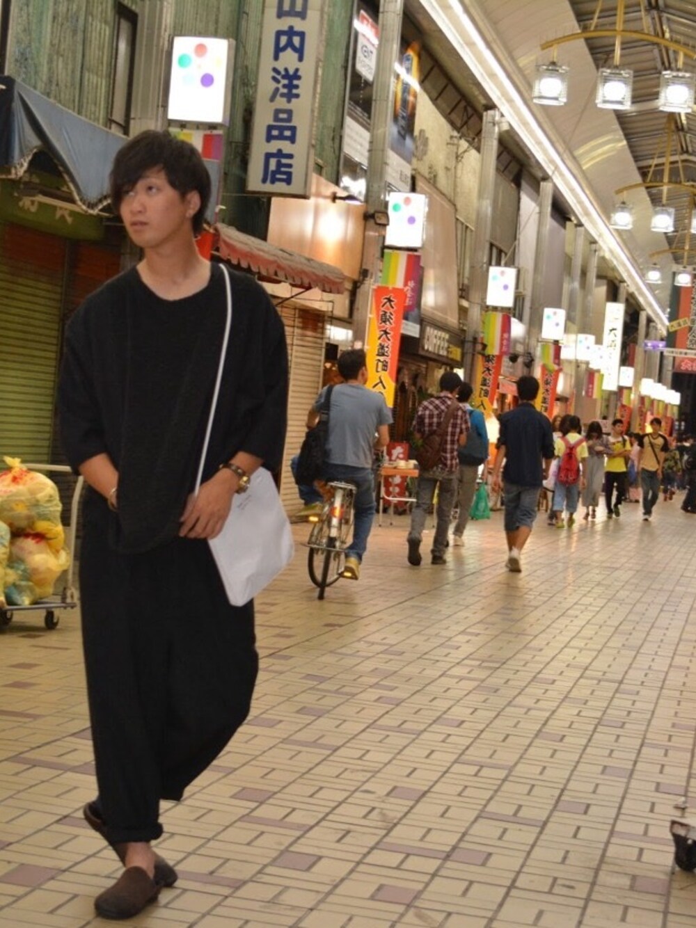 「my beautiful landlet、AUTTAA、merci papier、ロールアップ、ルームウェア、OVIE STUDIO、オールブラック、ビッグシルエット」｜「my beautiful landletの切替ワイドプルオーバー（その他トップス、ブラック系）」を使った、砂場京介さん（メンズ・173cm）の秋コーディネートの1枚目の写真