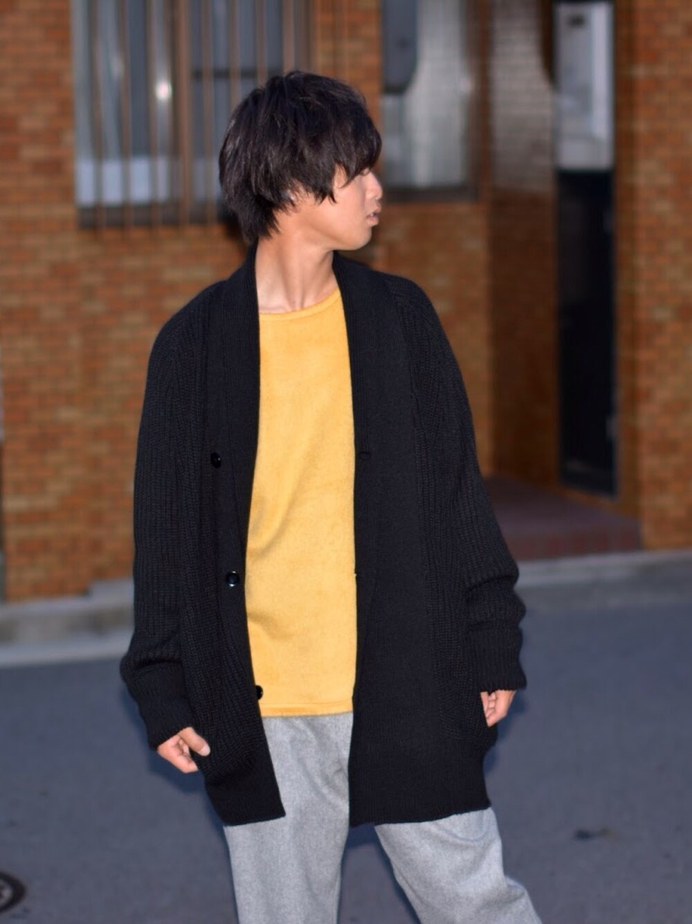 ブラック系のカーディガン/ボレロを着用したメンズの冬コーディネートの1枚目の写真