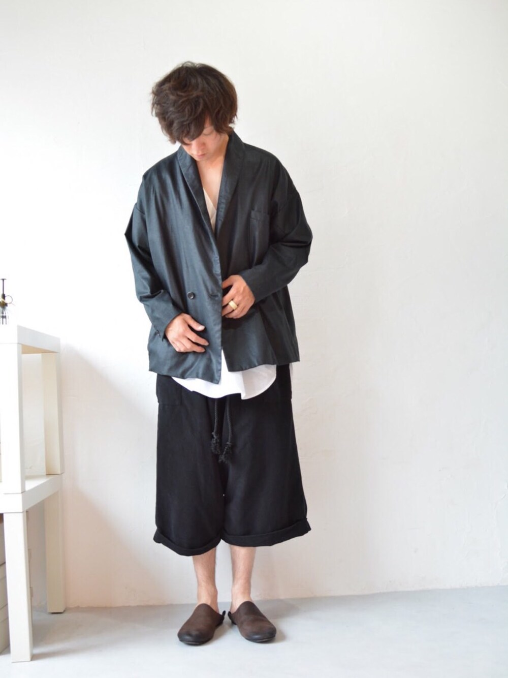 「YANTOR、edwina horl、aaAaa、AUTTAA、OVIE STUDIO、Hender Scheme、ジャケット」｜「YANTORのアイテム（ダウンジャケット/コート、ブラック系）」を使った、砂場京介さん（メンズ・173cm）の夏コーディネートの1枚目の写真