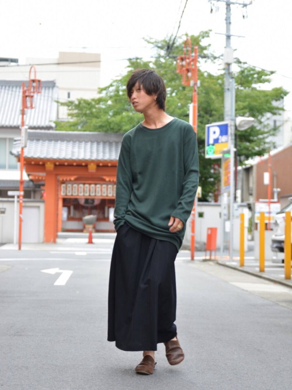 グリーン系のニット/セーター、ブラック系のスカート、ブラウン系のその他シューズを着用したメンズの夏コーディネートの1枚目の写真