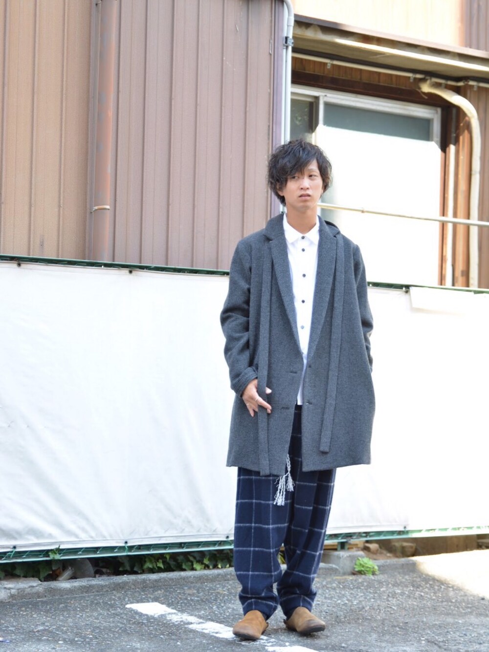 グレー系のその他アウター、ブルー系のその他パンツ、ベージュ系のその他シューズを着用したメンズの秋コーディネートの1枚目の写真