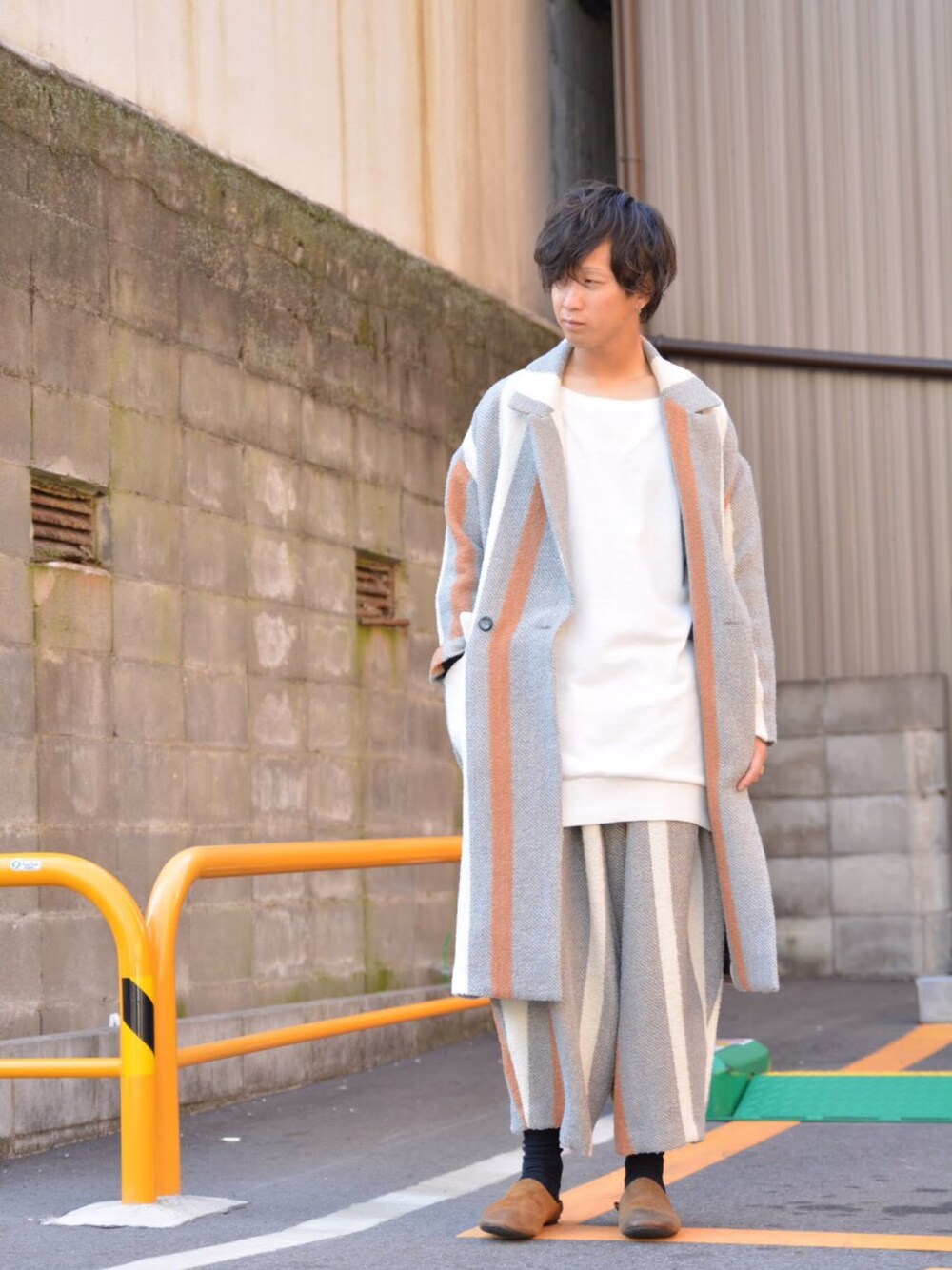 その他のその他アウター、その他のその他パンツを着用したメンズの秋コーディネートの1枚目の写真