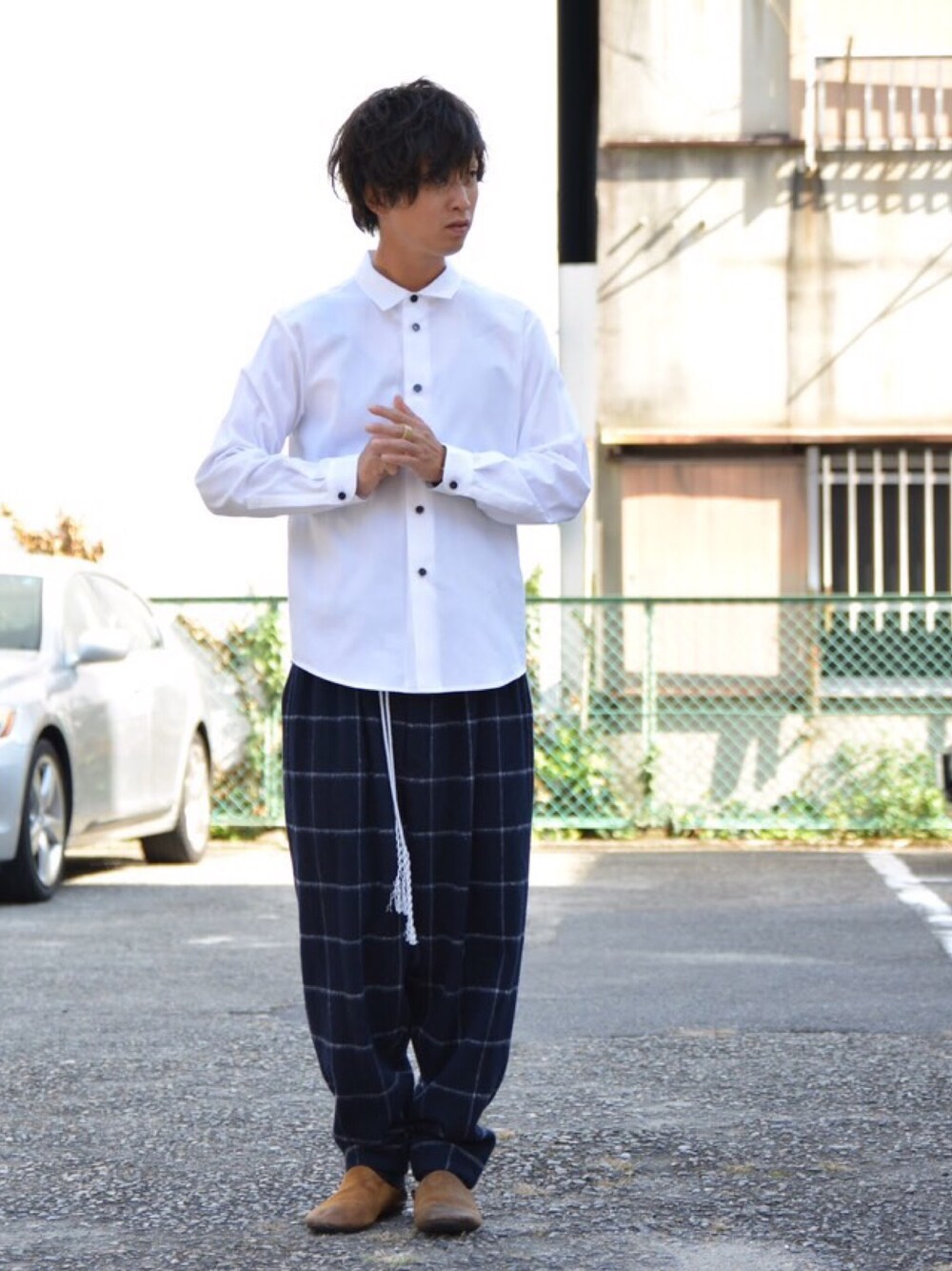 ブルー系のその他パンツ、ホワイト系のシャツ/ブラウスを着用したメンズの秋コーディネートの1枚目の写真