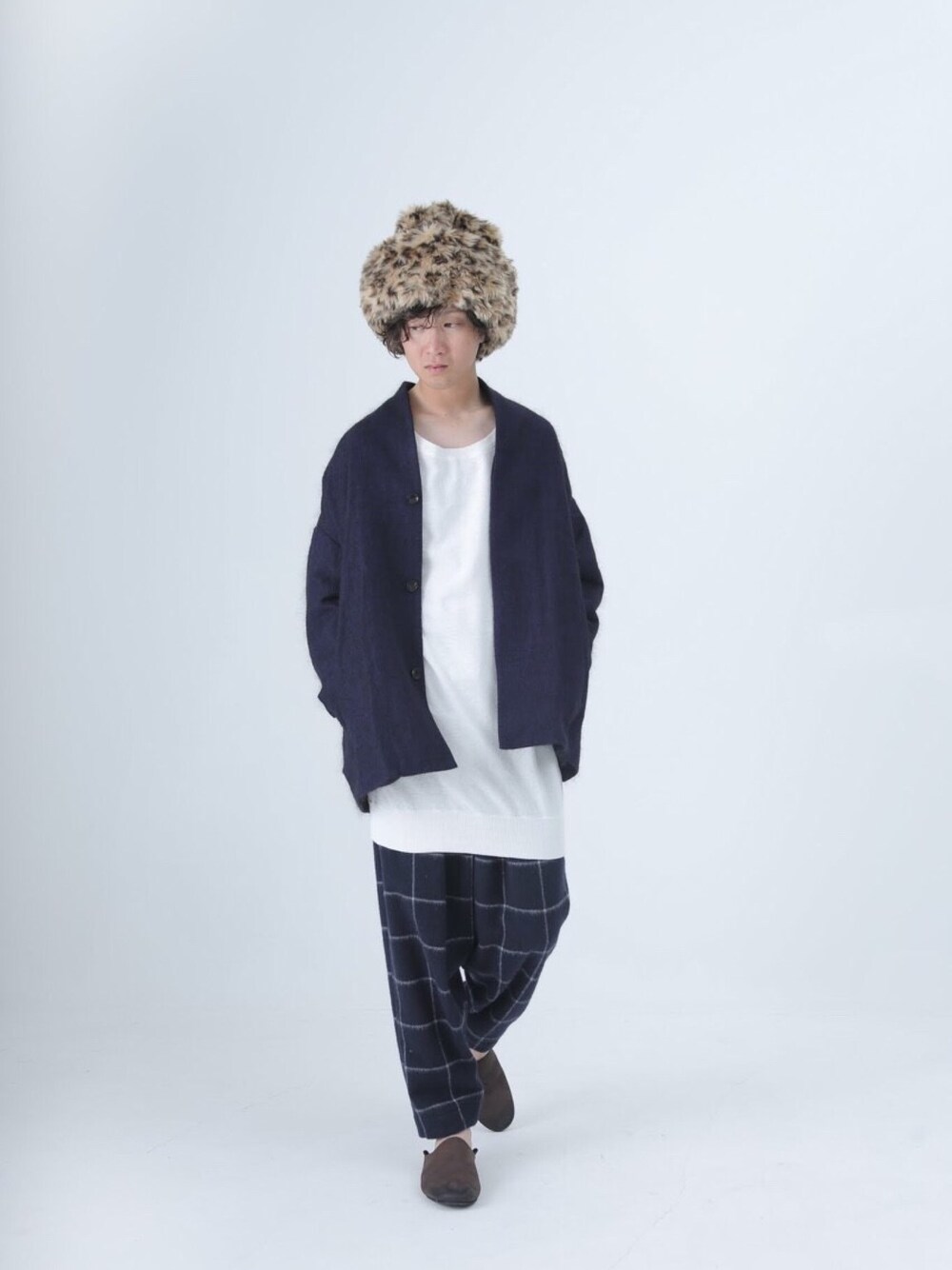 ブルー系のその他パンツ、ブルー系のその他アウター、ベージュ系のニットキャップ/ビーニーを着用したメンズの秋コーディネートの1枚目の写真