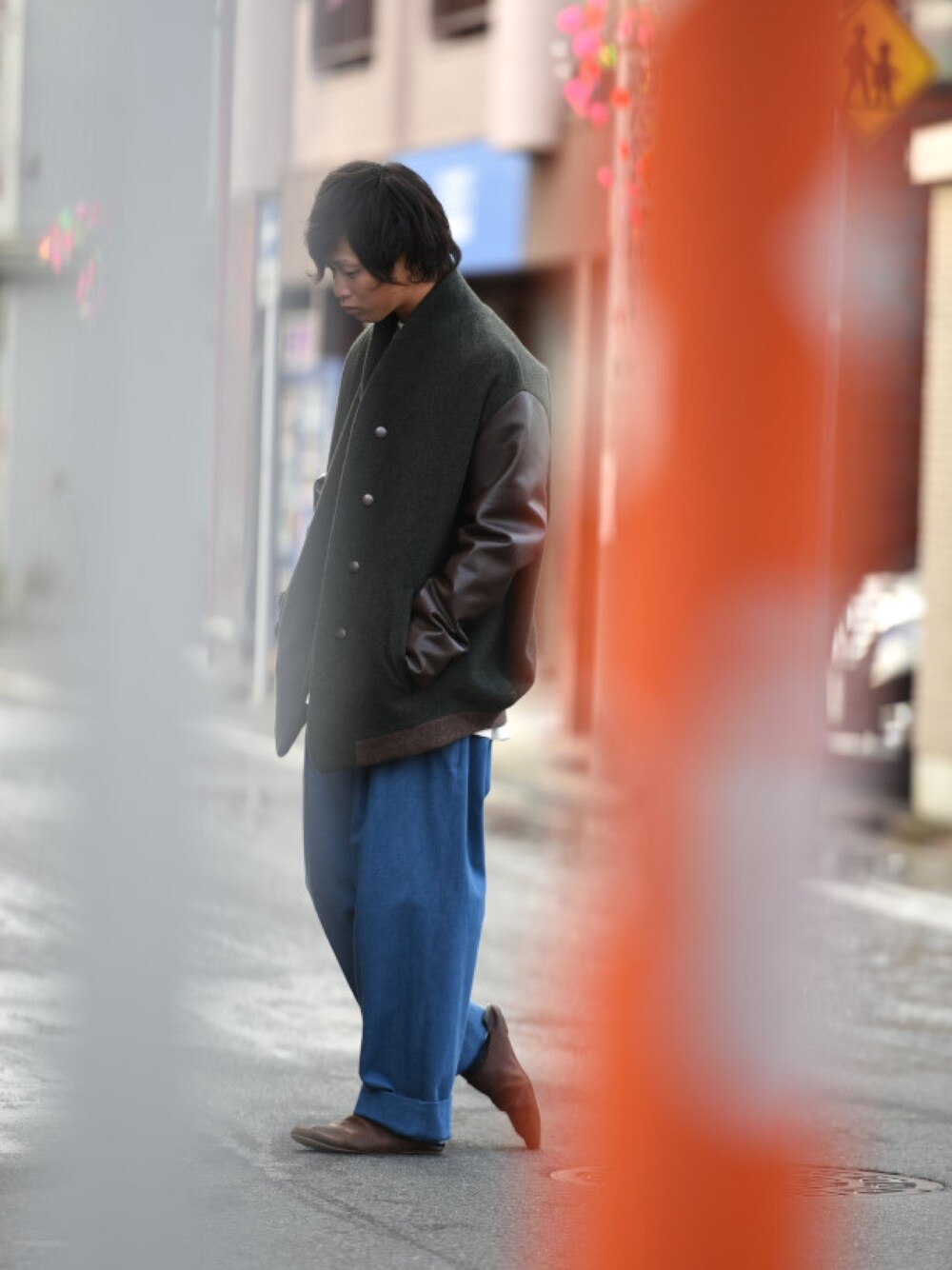 グリーン系のスタジャン、ブルー系のデニムパンツを着用したメンズの冬コーディネートの1枚目の写真