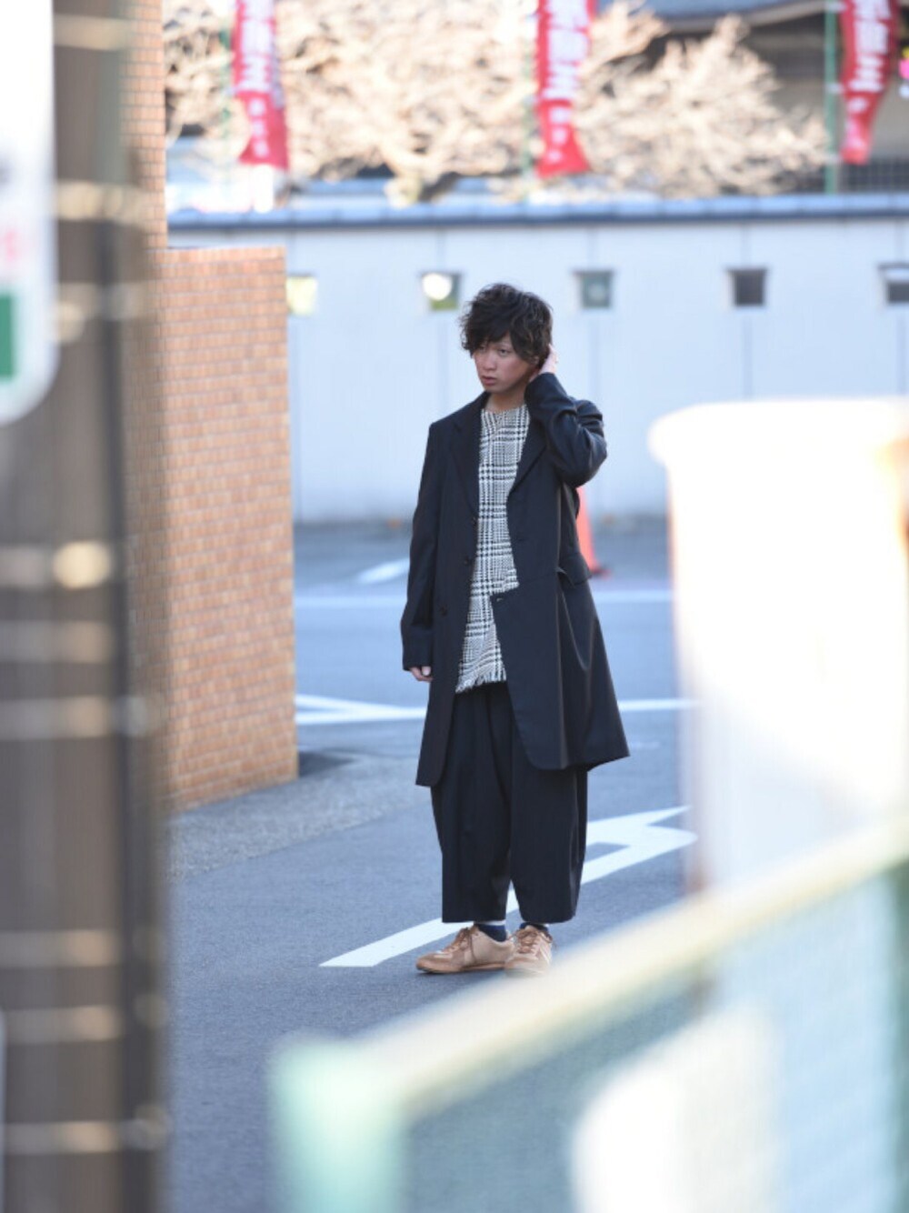 ブラック系のその他アウター、ブラック系のその他パンツ、ホワイト系のTシャツ/カットソーを着用したメンズの冬コーディネートの1枚目の写真