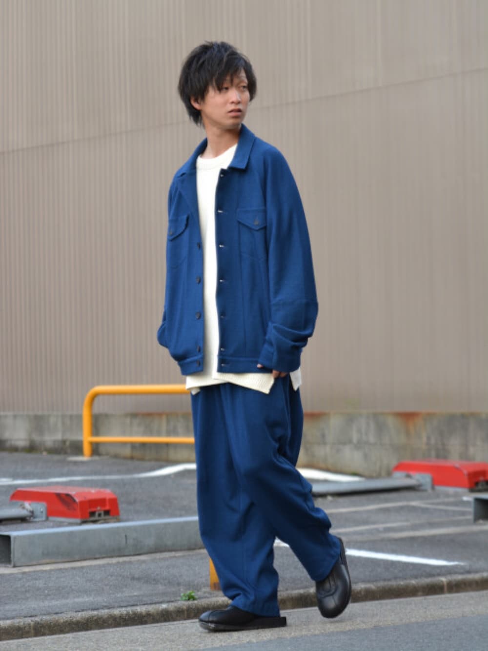 ブルー系のその他アウター、ブルー系のその他パンツ、ホワイト系のニット/セーターを着用したメンズの春コーディネートの1枚目の写真