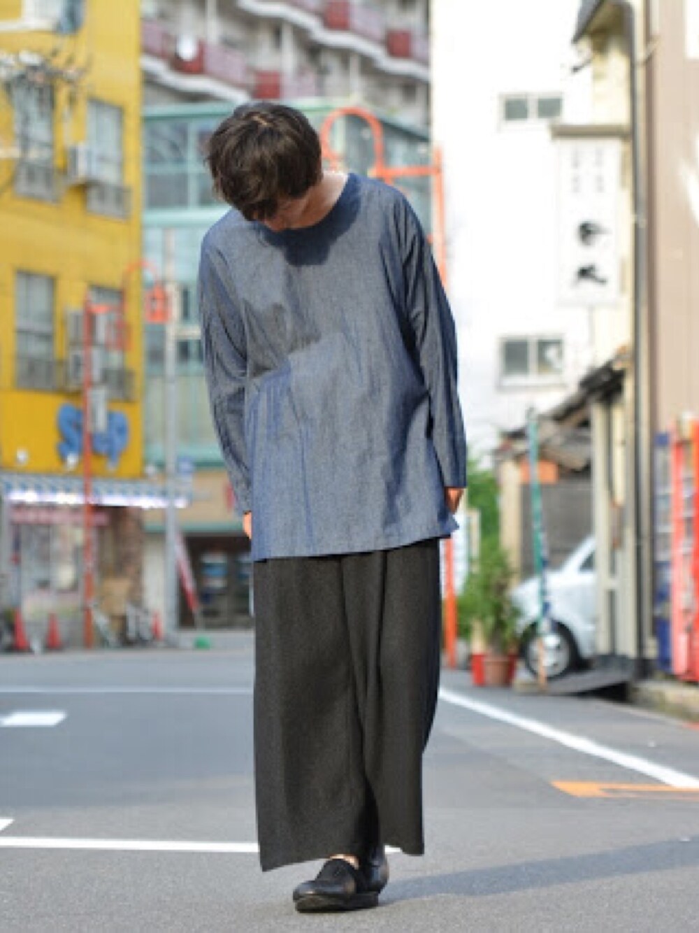 ブルー系のTシャツ/カットソー、ブラック系のその他パンツを着用したメンズの夏コーディネートの1枚目の写真