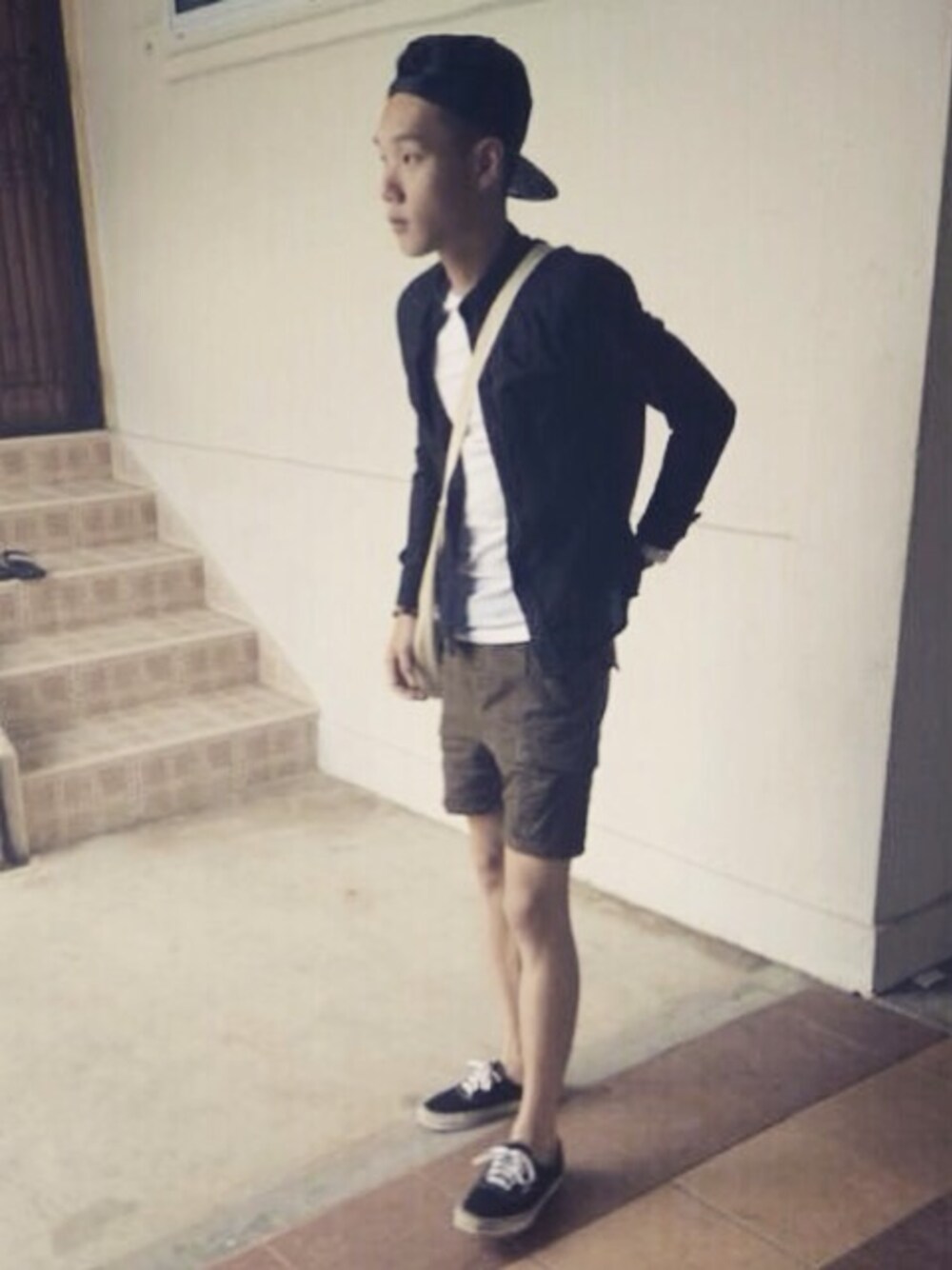 「cotton on、asos、gshock、VANS、cayler&sons、green、black and white、black、white」｜「asosのアイテム（Tシャツ/カットソー、ホワイト系）」を使った、Ng Joelさん（メンズ・170cm）の冬コーディネートの1枚目の写真