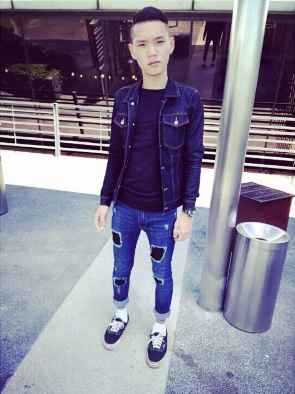 「denim、VANS、Fossil、black、blue」｜「asosのアイテム（Tシャツ/カットソー、ブラック系）」を使った、Ng Joelさん（メンズ・170cm）の春コーディネートの1枚目の写真