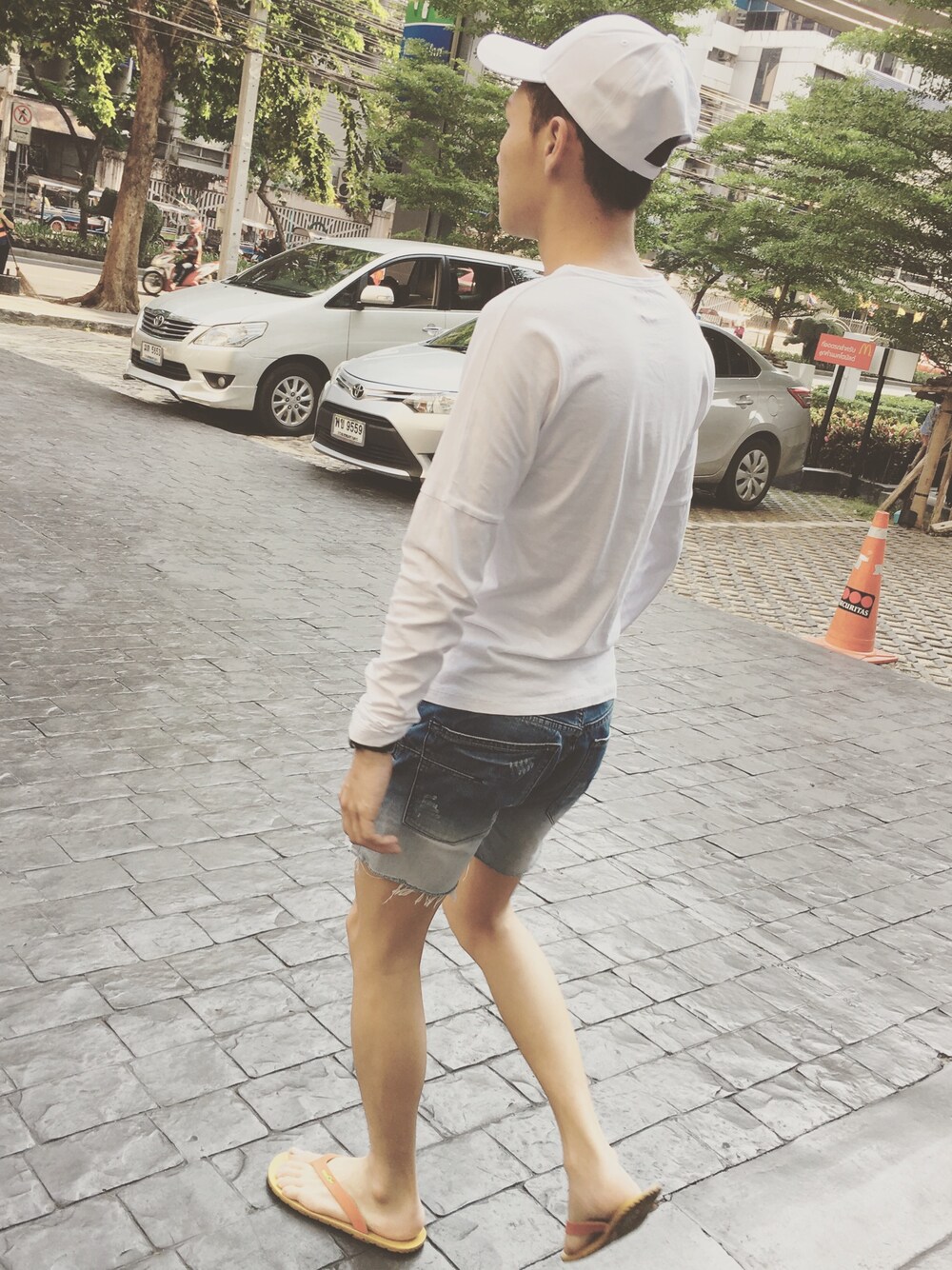 「white、BASEBALL CAP、CAP、denim、asos、Bangkok、BKK」｜「Vintage:FBのアイテム（デニムパンツ、ブルー系）」を使った、Ng Joelさん（メンズ・170cm）の春コーディネートの1枚目の写真