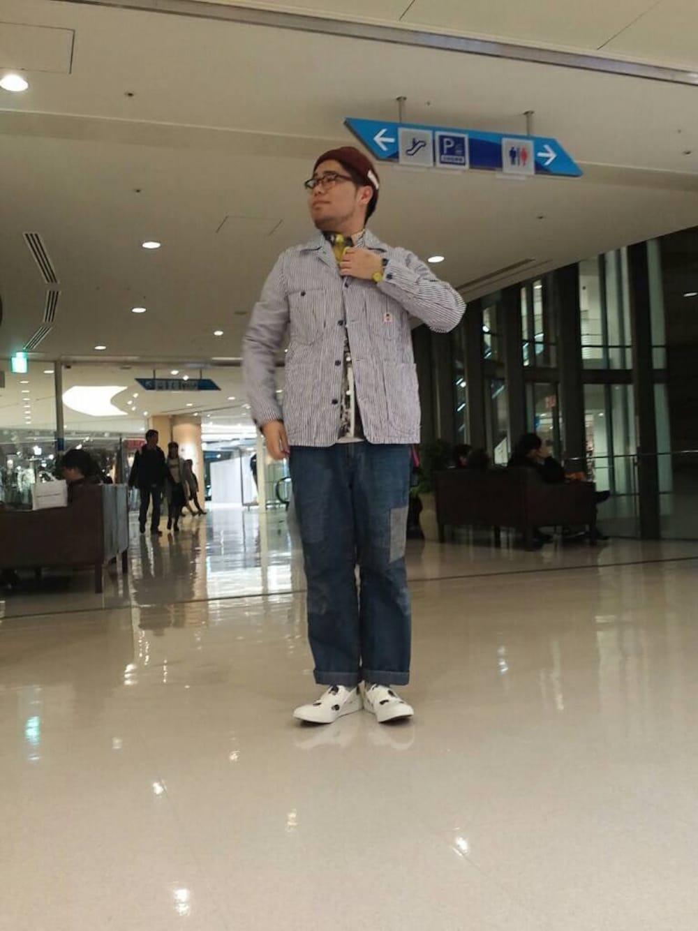 「BEAVER、bohemians、スリッポン、デニム、ニット帽、カバーオール、シャツスタイル」｜「POLeR OUTDOOR STUFFのPOLeR OUTDOOR STUFF(ポーラーアウトドアスタッフ)  WORKERMAN BEANIE  (128)（ニットキャップ/ビーニー、レッド系）」を使った、maeyamaさん（メンズ・170cm）の春コーディネートの1枚目の写真