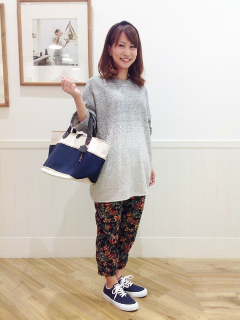 「スウェット、スニーカー、トートバッグ、柄パンツ、グラデーション、花柄、チュニック、花柄パンツ、SHIPS for women、SHIPS Days」｜「SHIPS DaysのDays: グラデーション裏毛 チュニック◆（チュニック、グレー系）」を使った、清水さん（レディース・154cm）の夏コーディネートの1枚目の写真