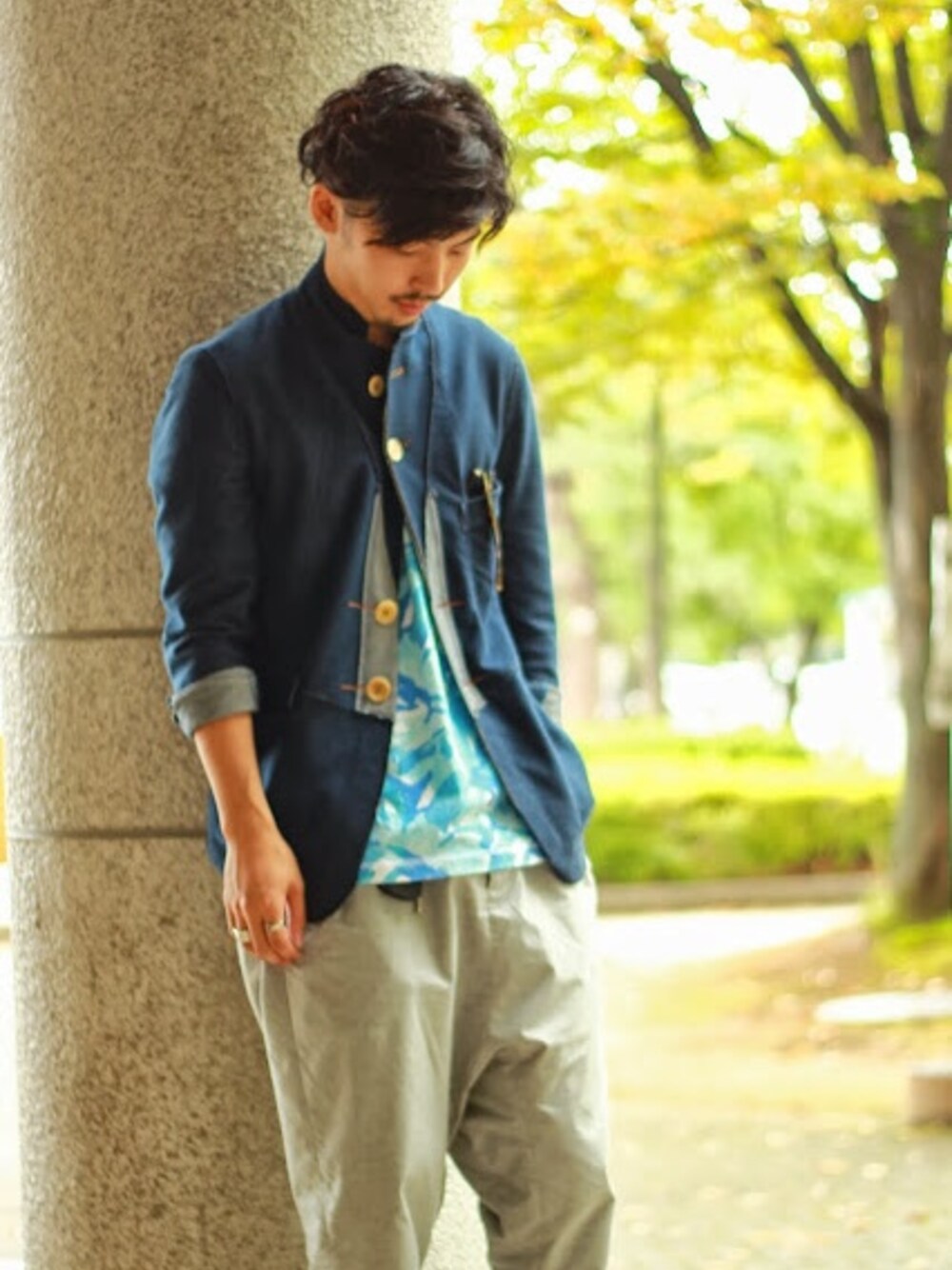 「TAKAHIROMIYASHITA The SoloIst. 、ganryu、digawel、NUMBER (N)INE、フォトT、ネイビージャケット」｜「TAKAHIROMIYASHITATheSoloIst.のカットソージャケット（テーラードジャケット、ブルー系）」を使った、Ryuji Tanakaさん（メンズ・175cm）の秋コーディネートの1枚目の写真