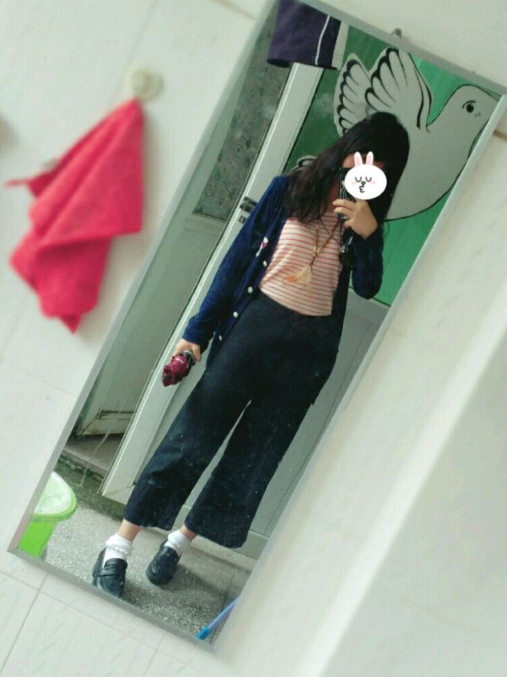 ブラック系のチノパンツ、ブルー系のノーカラージャケット、レッド系のTシャツ/カットソーを着用したレディースの秋コーディネートの1枚目の写真