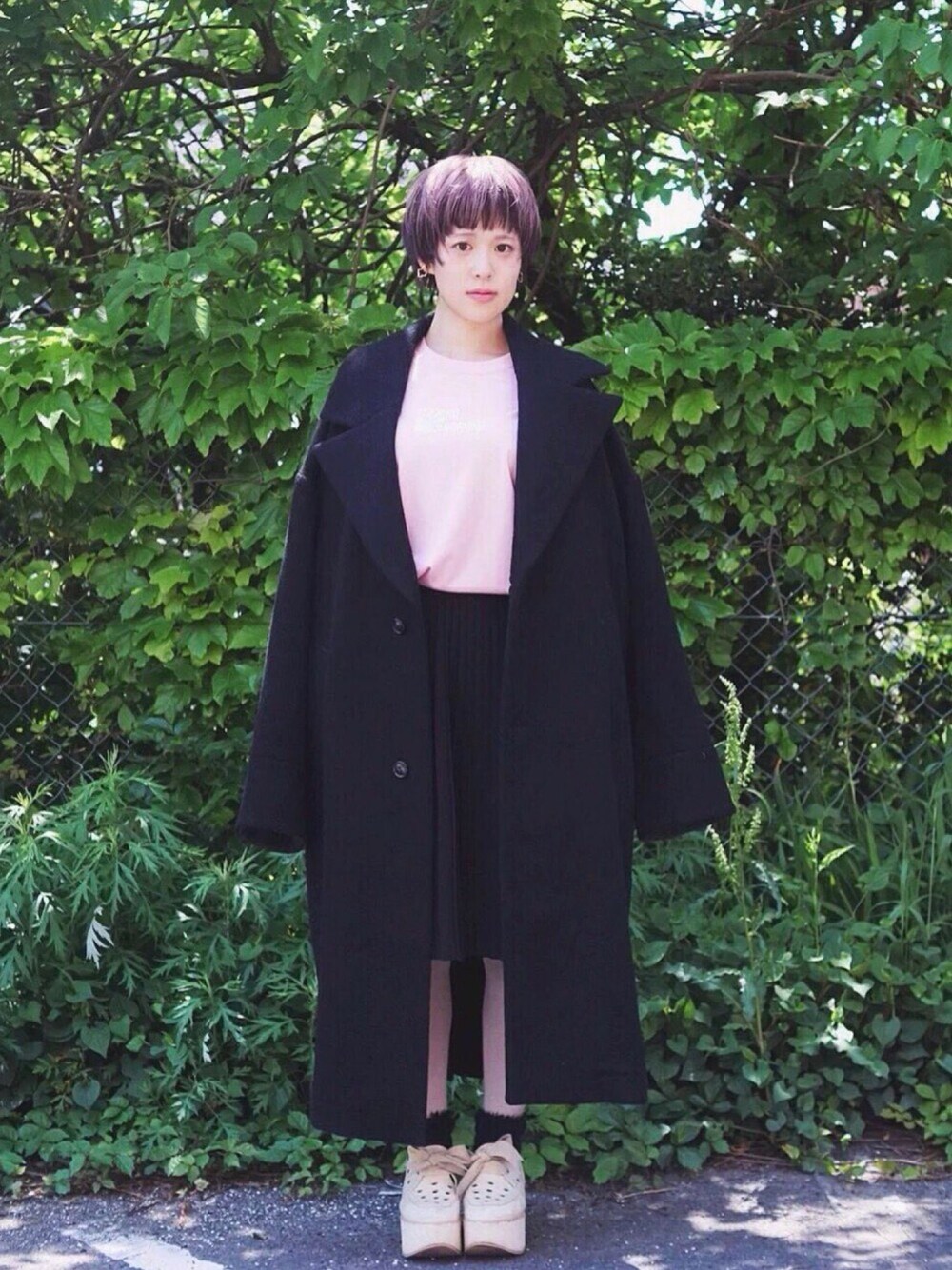 「コート、ピンク、Tシャツ、黒、GU、ベリーショート、Tokyo bopper、オンザ眉毛、ショートカット、ハイトーン」｜「TOKYO BOPPERのアイテム（その他シューズ、ホワイト系）」を使った、もいもいさん（レディース・158cm）の春コーディネートの1枚目の写真