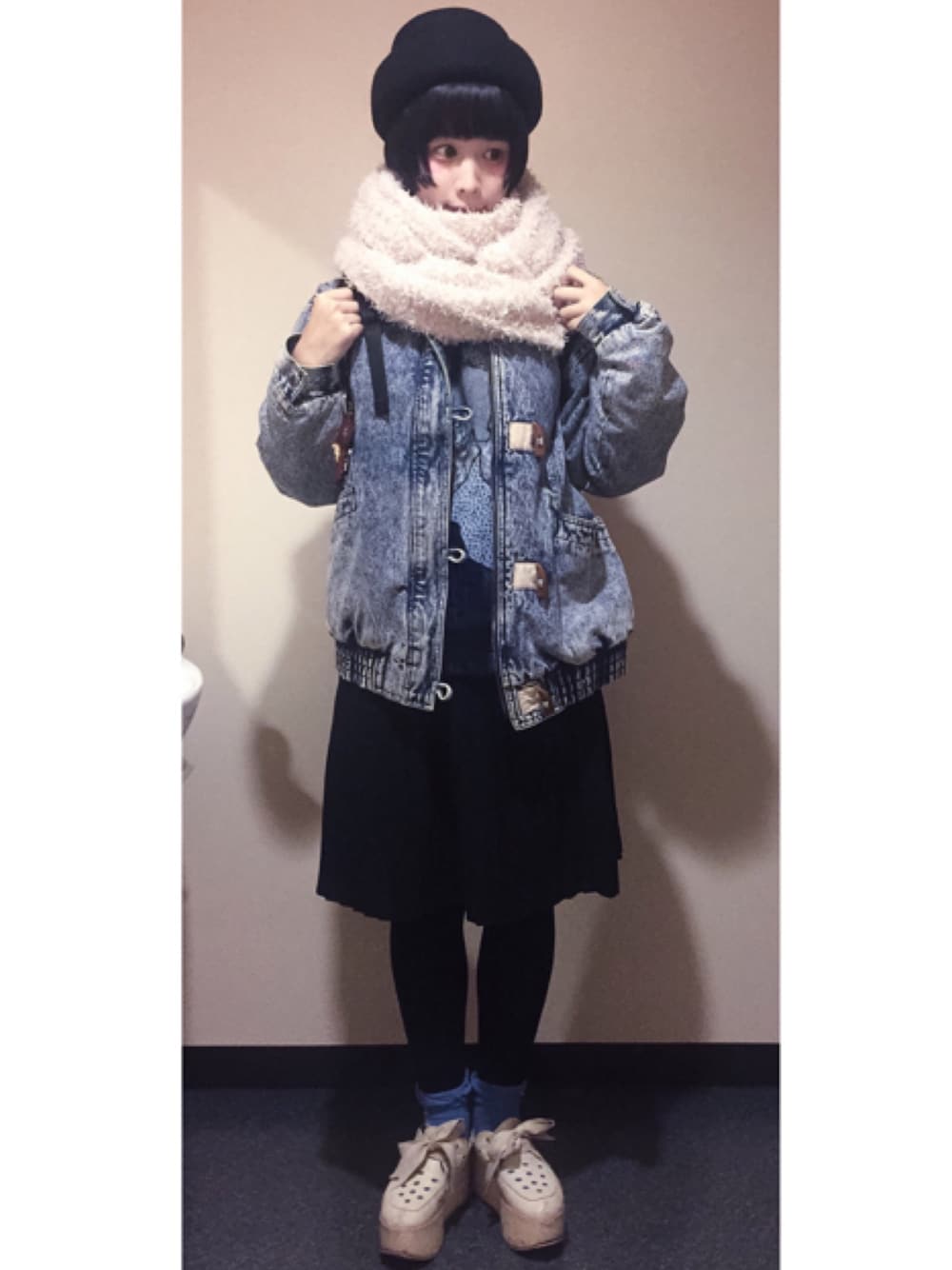 「ニット、アウター、マフラー、青、冬、ケミカルウォッシュ、Tokyo bopper」｜「TOKYO BOPPERのアイテム（その他シューズ、ホワイト系）」を使った、もいもいさん（レディース・158cm）の秋コーディネートの1枚目の写真