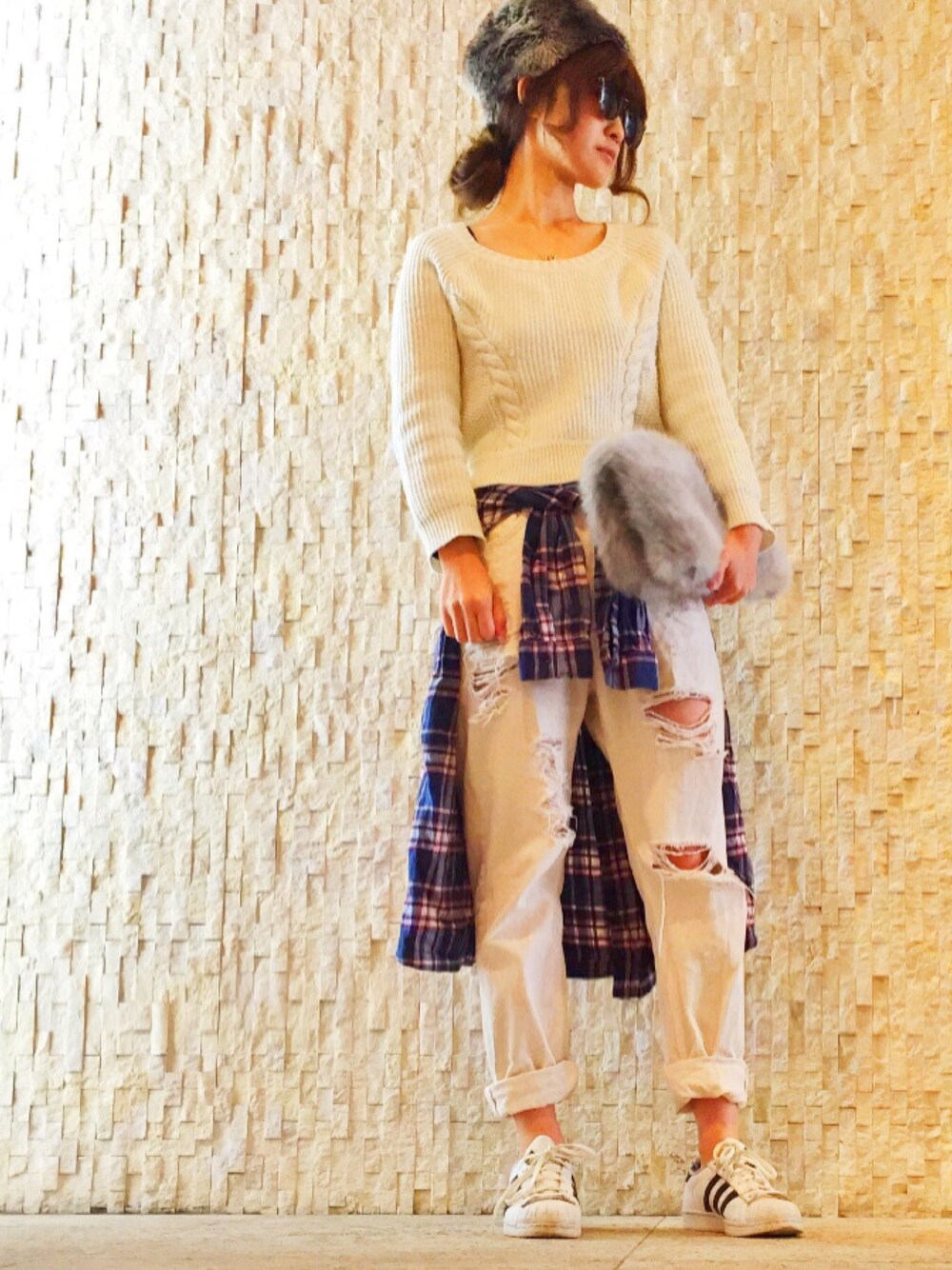 「冬のチェック祭り、チェックシャツ、ニット帽、ファー小物、クラッシュデニム、クラッチバッグ、スニーカー、冬、カジュアル、アダルトおカワたん部」｜「JEANASISのファーキャップ/569239 （キャップ、グレー系）」を使った、nozo_usaさん（レディース・159cm）の冬コーディネートの1枚目の写真