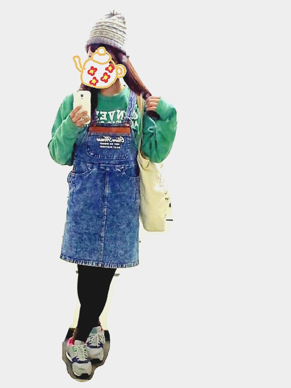 「古着、コンバース、カジュアル、アディダス、スニーカー、ニット帽、トートバッグ、オーバーオール」｜「adidasのアイテム（スニーカー、グレー系）」を使った、ばたこさん（レディース・159cm）の冬コーディネートの1枚目の写真