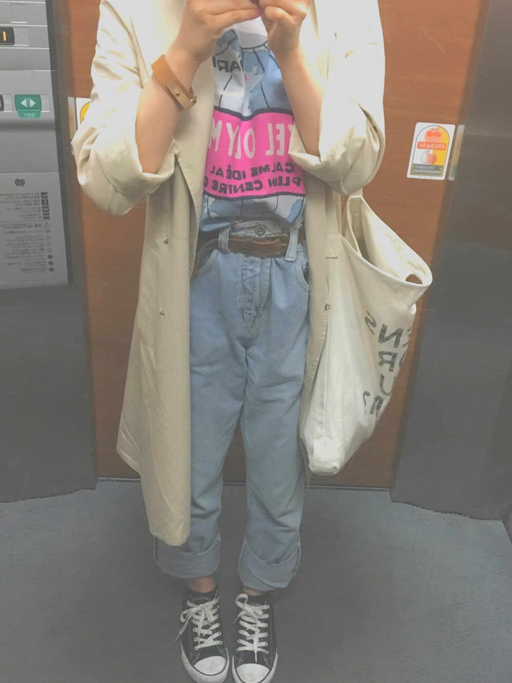 ホワイト系のTシャツ/カットソー、ベージュ系のバッグ、ブラウン系のブレスレットを着用したレディースの春コーディネートの1枚目の写真