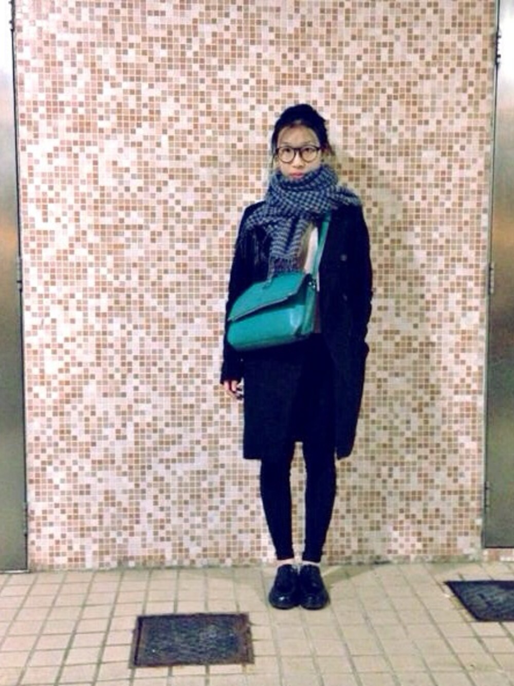 グリーン系のメッセンジャーバッグを着用したレディースの春コーディネートの1枚目の写真