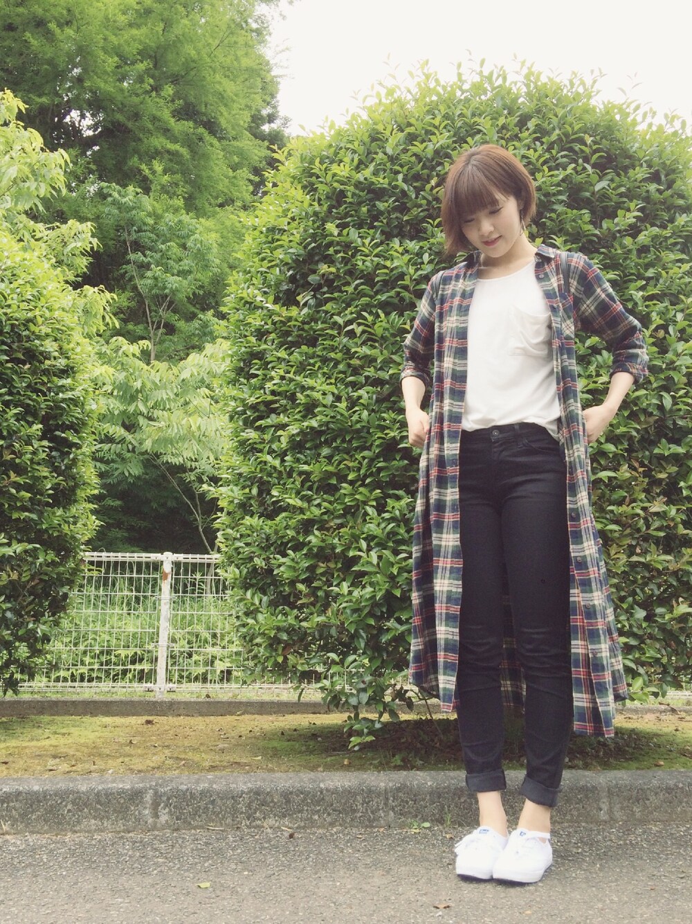 ホワイト系のTシャツ/カットソー、ブラック系のその他パンツ、ホワイト系のスニーカーを着用したレディースの春コーディネートの1枚目の写真