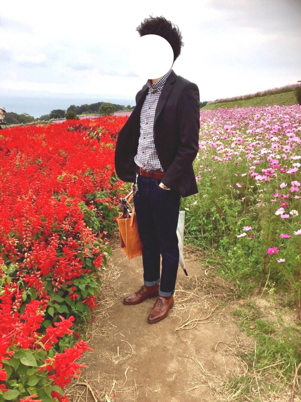 「デート服、スキニーデニム、ジャケット、お花畑、革靴×靴下」｜「NANO universeのアイテム（テーラードジャケット、ブラック系）」を使った、Na-kiさん（メンズ・170cm）の冬コーディネートの1枚目の写真