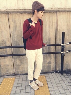 ニット セーターを使った ベージュのスニーカー のメンズ人気ファッションコーディネート Wear